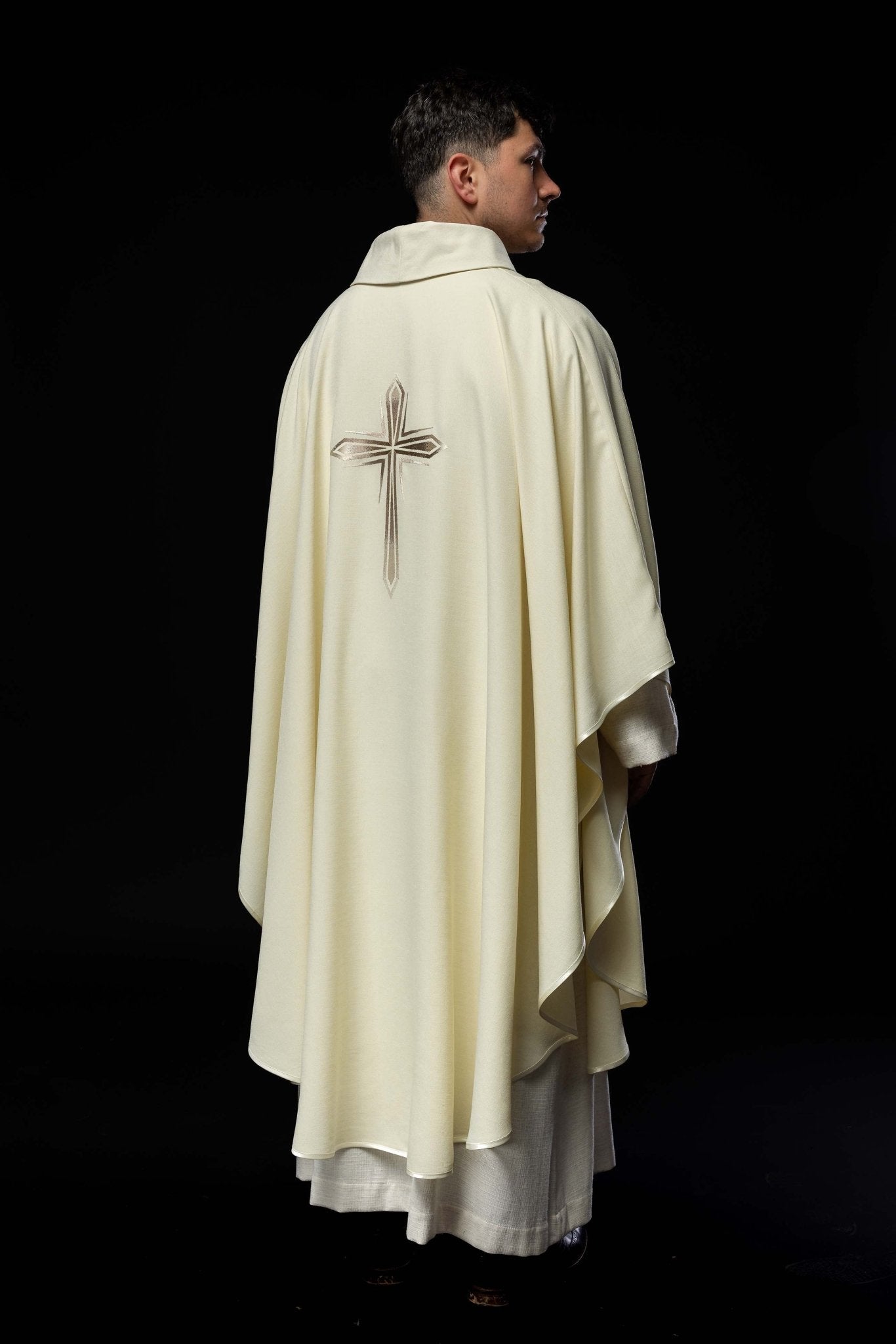 Casulla bordada con el motivo de la Cruz color marfil HA7034 - 05 ECRU - CASULLAS.ES