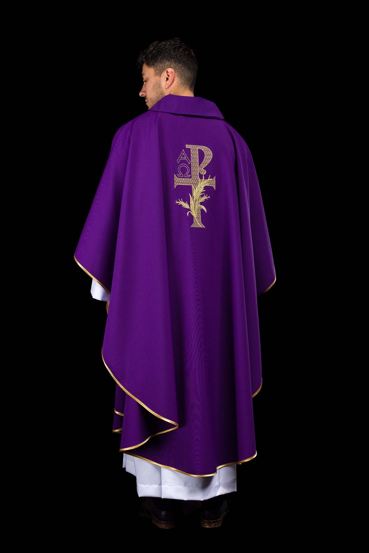 Casulla bordada con el símbolo Alfa y Omega y cuello ancho en color morado KOK/004/03/12/KARO - CASULLAS.ES