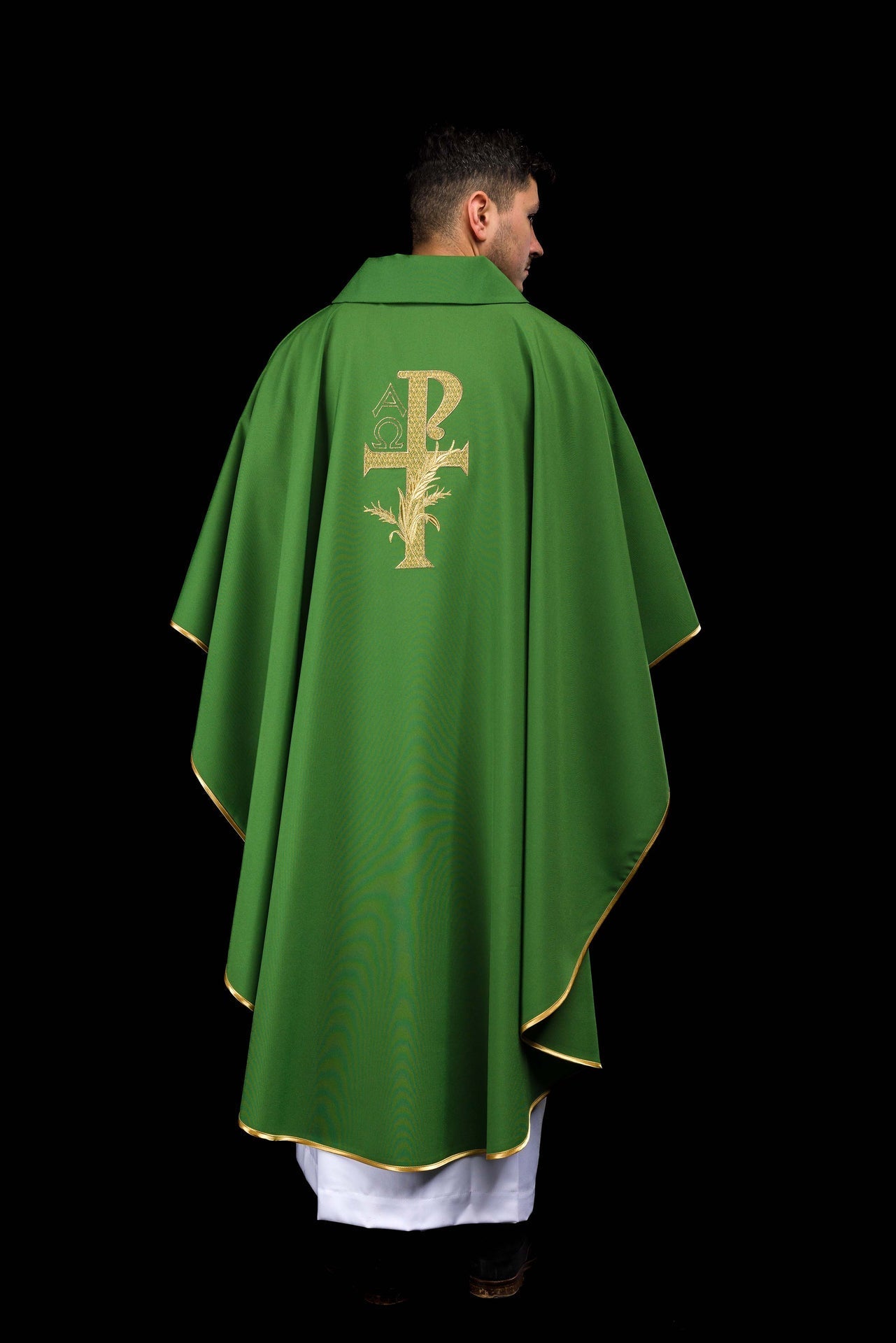 Casulla bordada con el símbolo Alfa y Omega y cuello ancho en color verde KOK/004/01/12/KARO - CASULLAS.ES