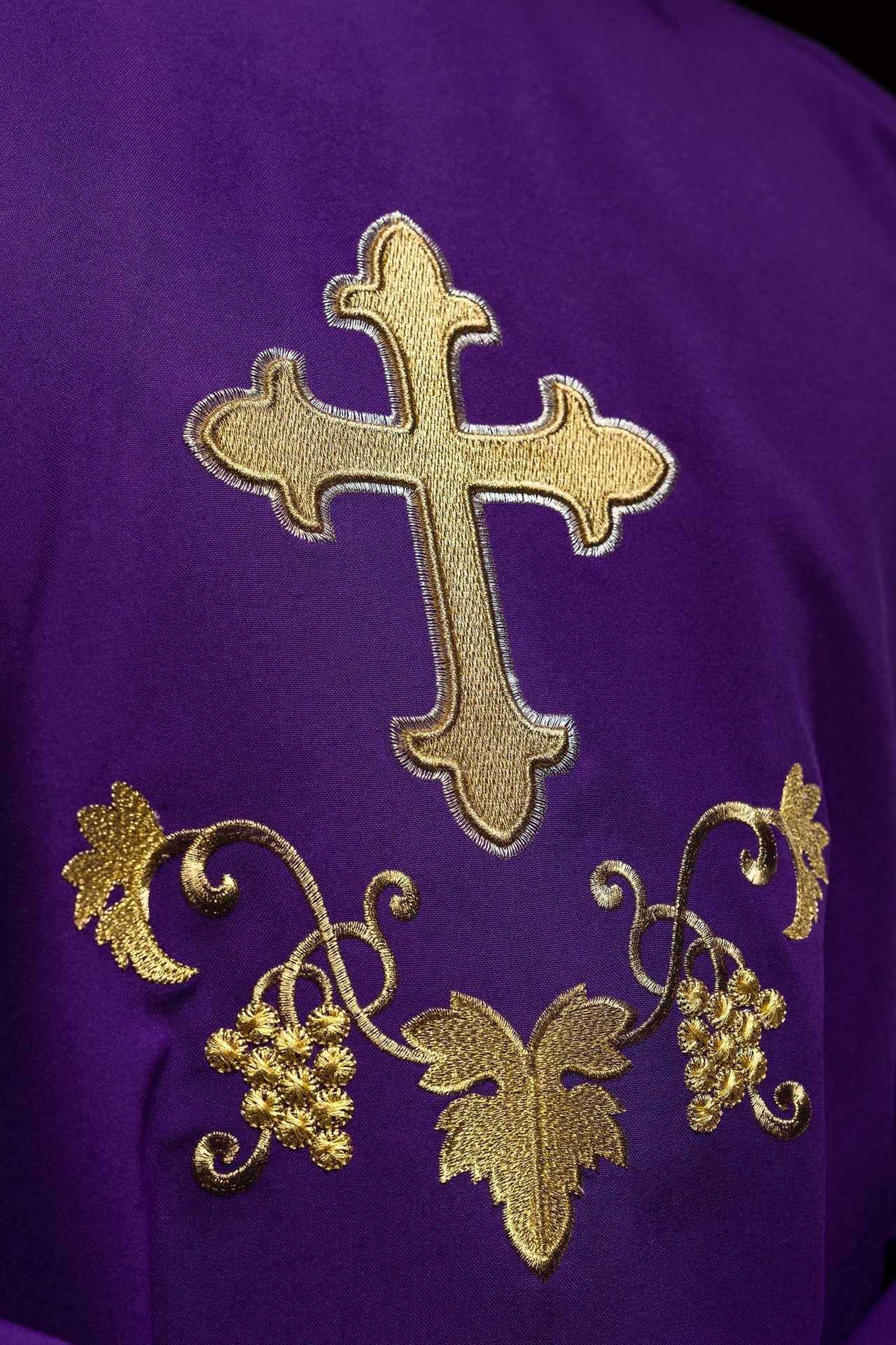 Casulla bordada con el símbolo de la cruz y cuello ancho en color morado KOK/001/03/12/KARO - CASULLAS.ES