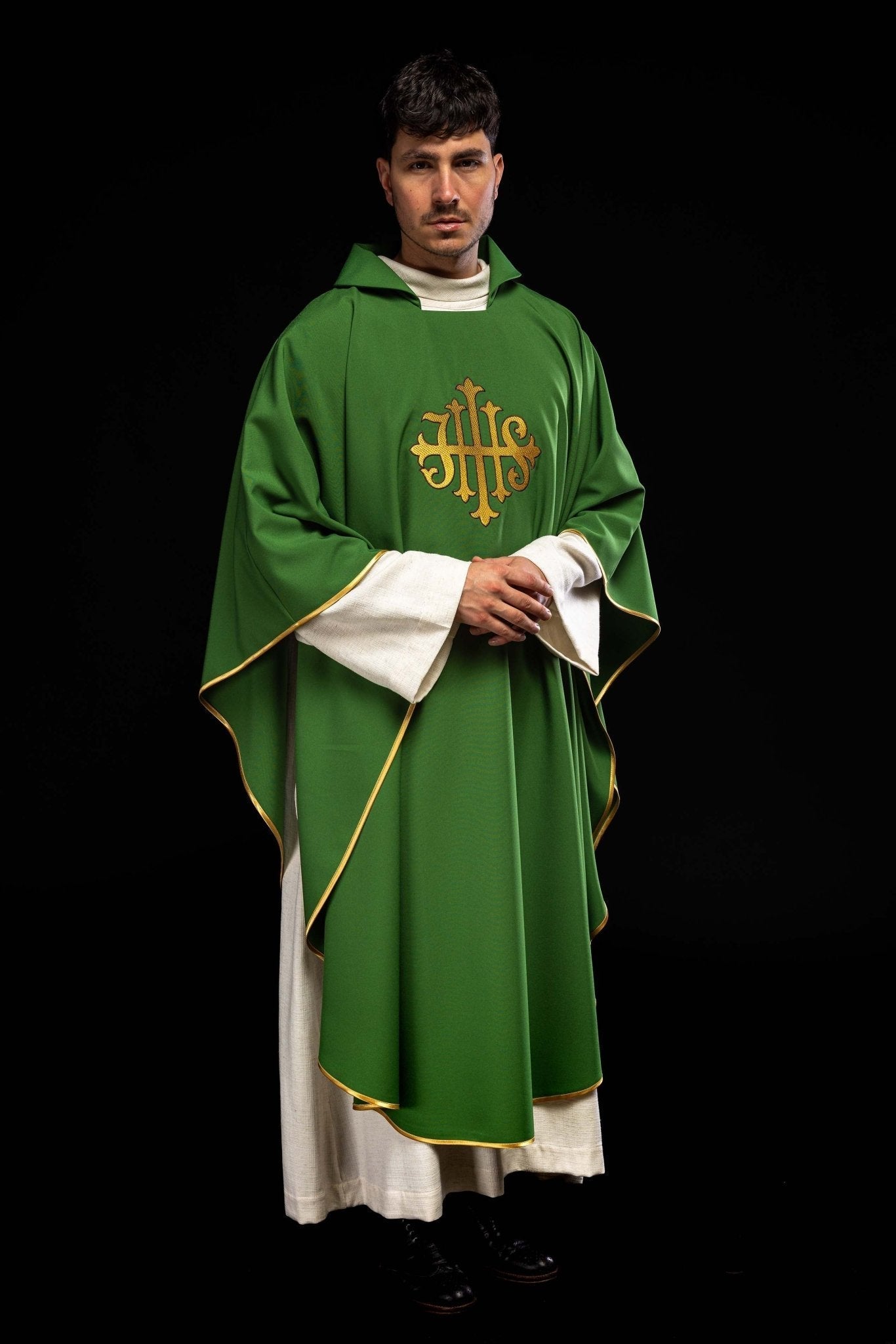 Casulla bordada con el símbolo JHS y cuello ancho verde KOK/005/01/12/KARO - CASULLAS.ES