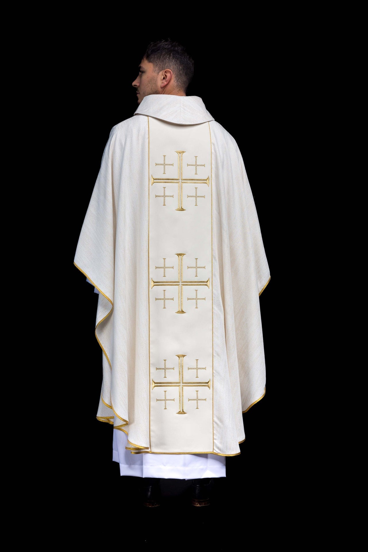 Casulla bordada con galón y Cruces de Jerusalén – ecru KOR/972/05/99 - CASULLAS.ES