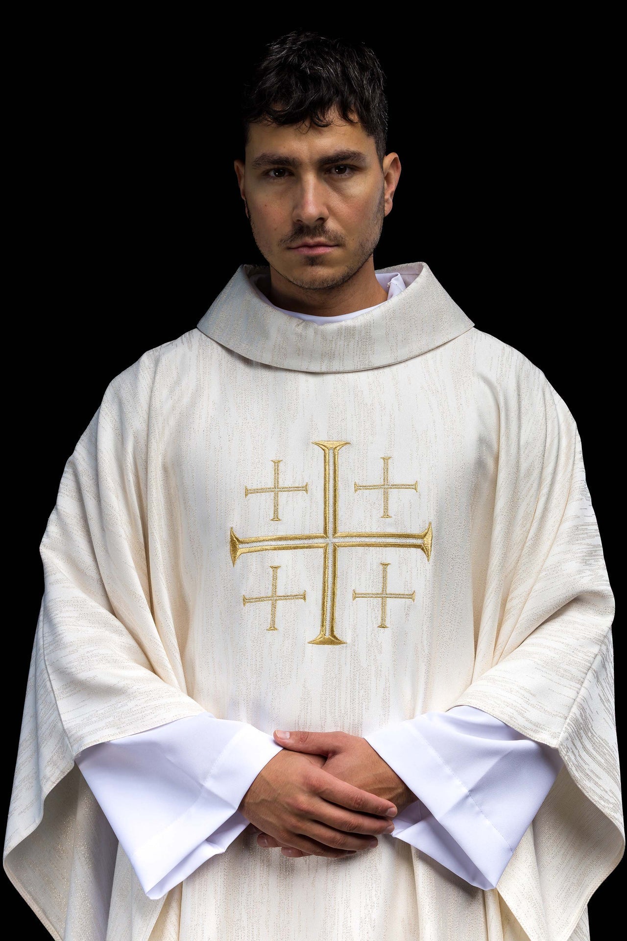 Casulla bordada con la Cruz de Jerusalén – ecru KOR/971/05/99 - CASULLAS.ES