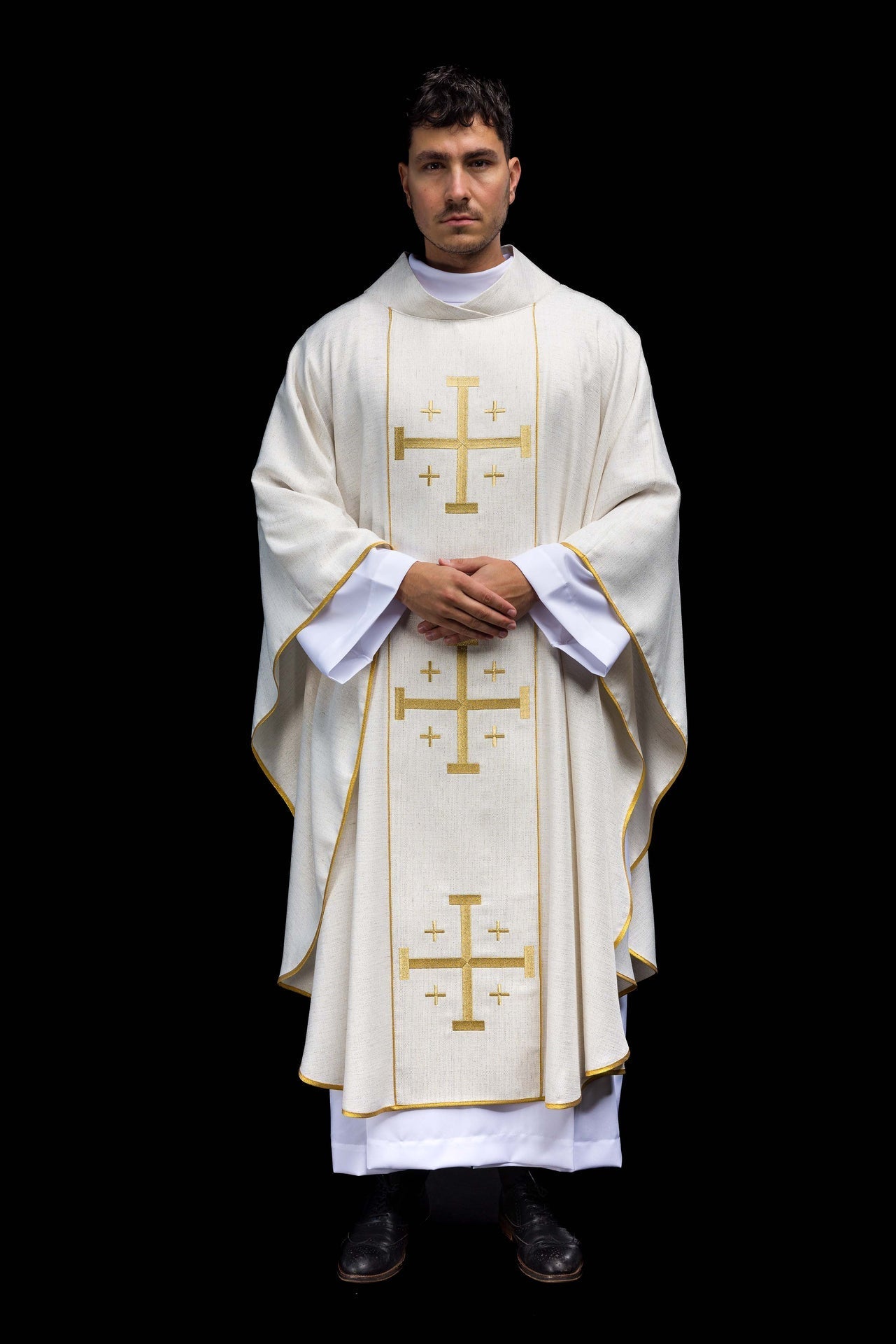 Casulla bordada con la Cruz de Jerusalén – ecru KOR/974/05/100 - CASULLAS.ES