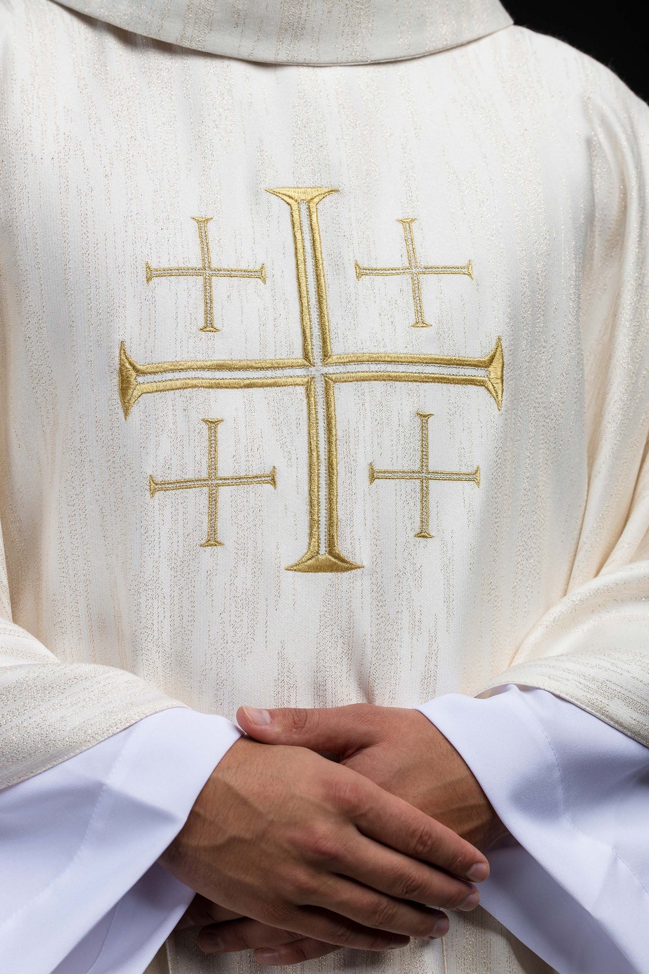 Casulla bordada con la Cruz de Jerusalén – ecru KOR/971/05/99 - CASULLAS.ES