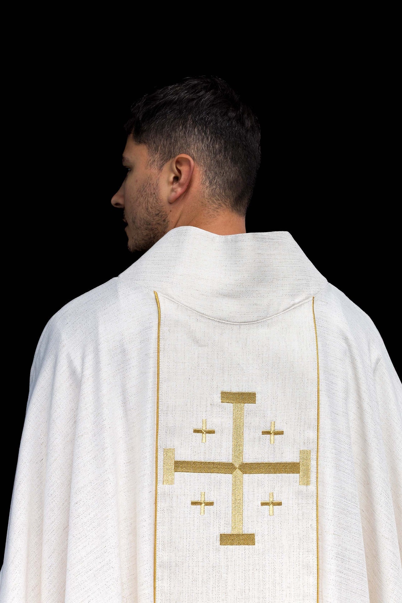 Casulla bordada con la Cruz de Jerusalén – ecru KOR/974/05/100 - CASULLAS.ES