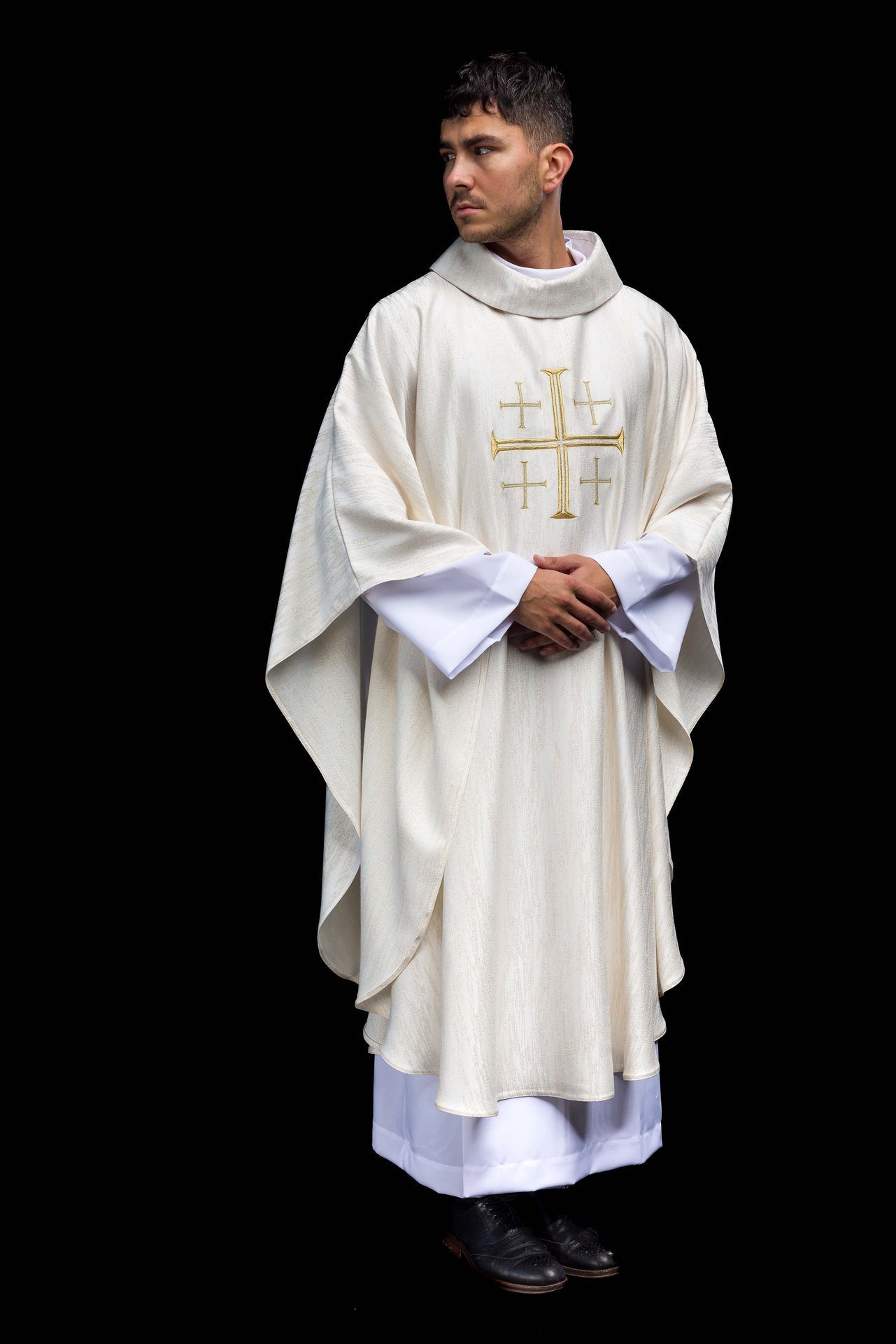 Casulla bordada con la Cruz de Jerusalén – ecru KOR/971/05/99 - CASULLAS.ES