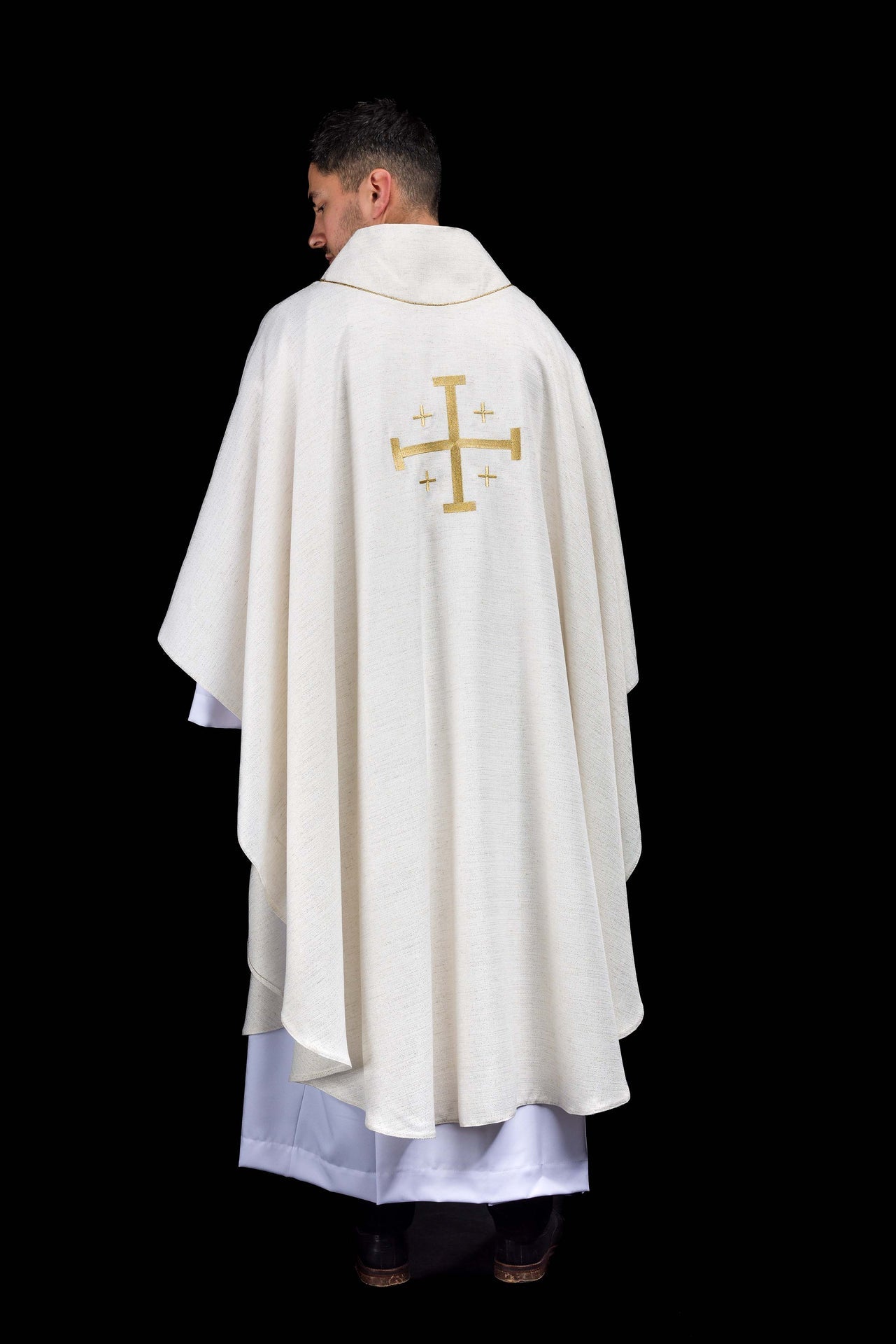 Casulla bordada con la Cruz de Jerusalén en color marfil ecru KOR/973/05/100 - CASULLAS.ES