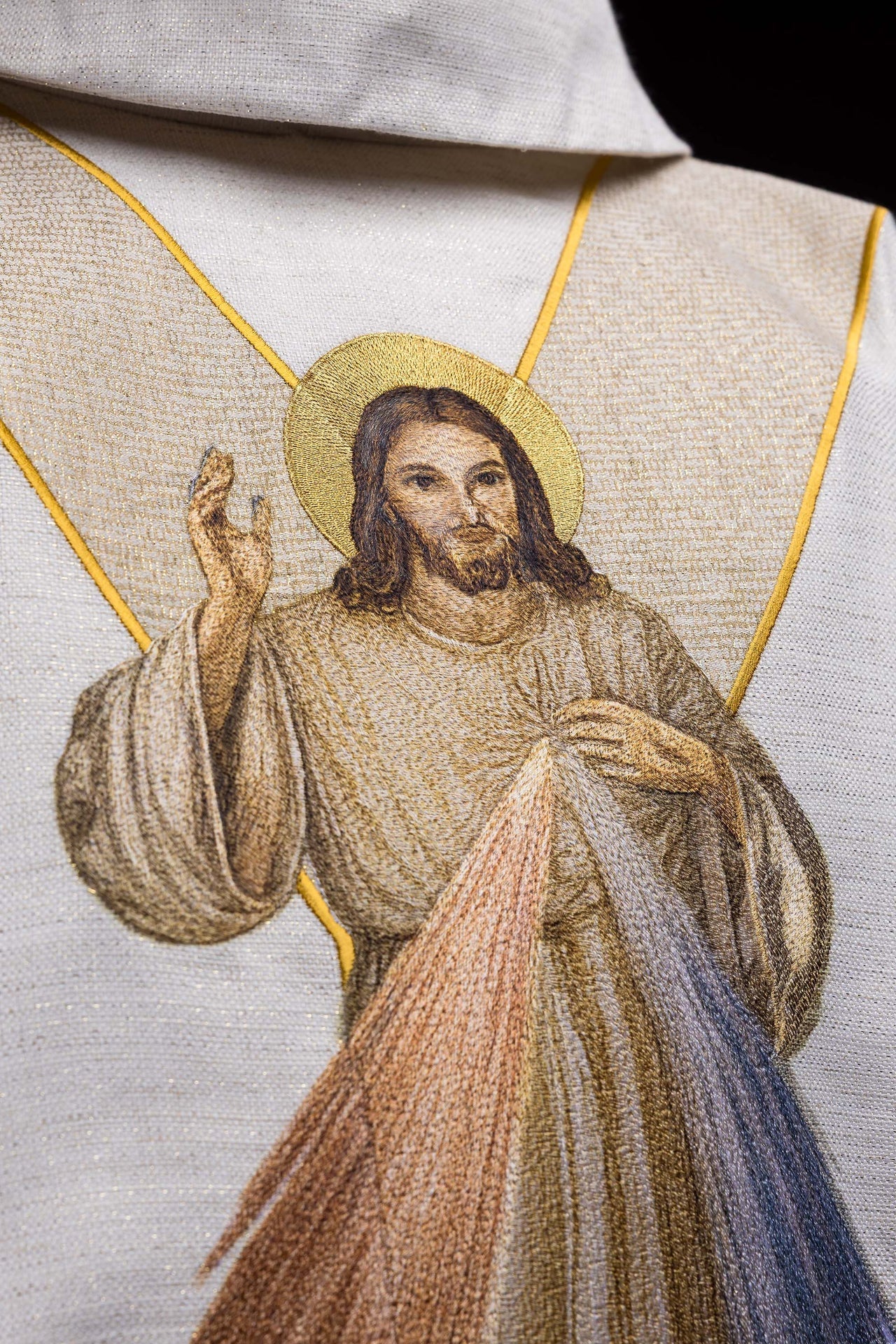 Casulla bordada con la imagen de Jesús Misericordioso color ecru KOW2/042/05/100 - CASULLAS.ES