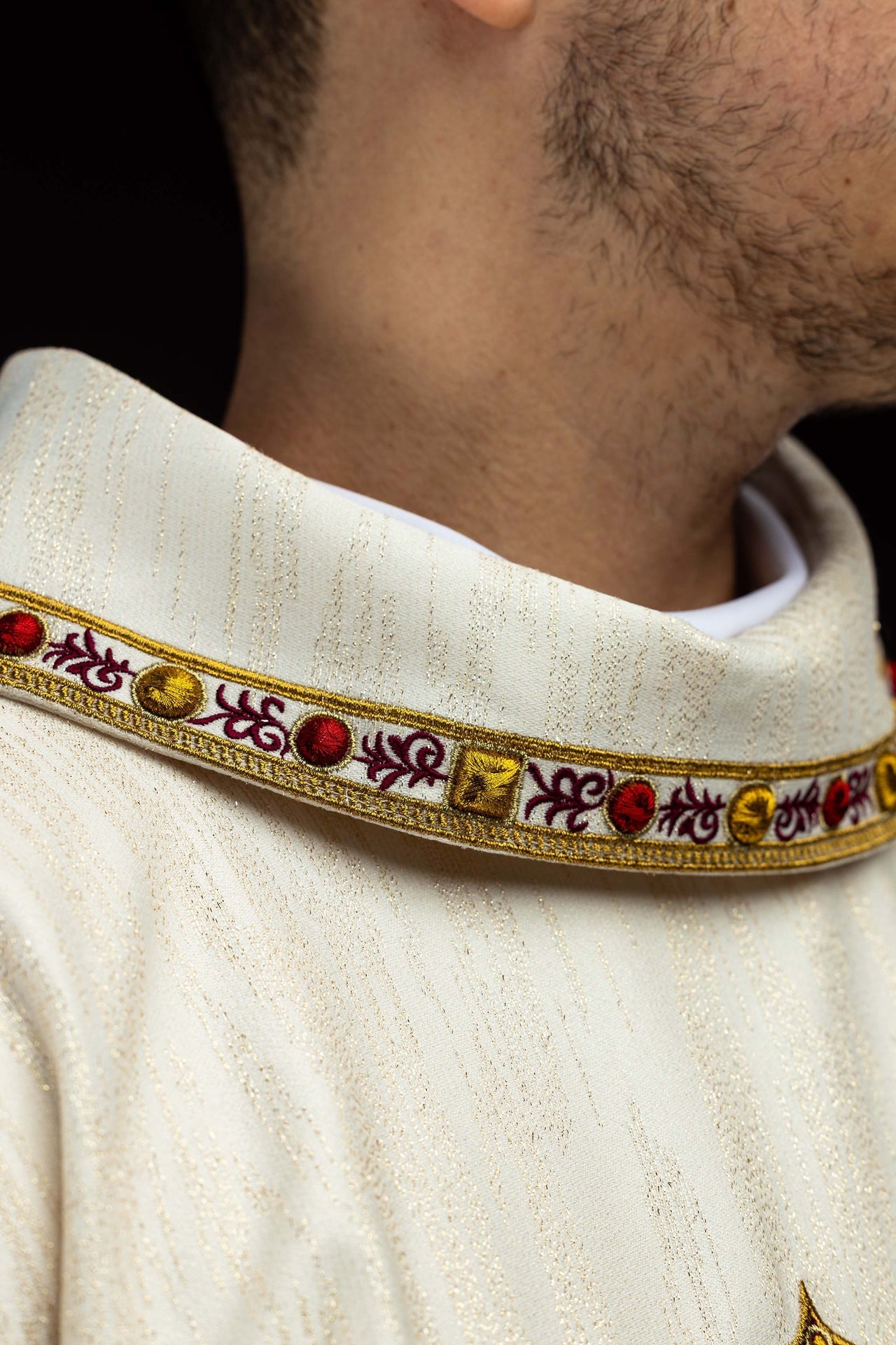 Casulla bordada con la imagen del Sagrado Corazón de Jesús y del cáliz eucarístico LE/7076/05 - CASULLAS.ES
