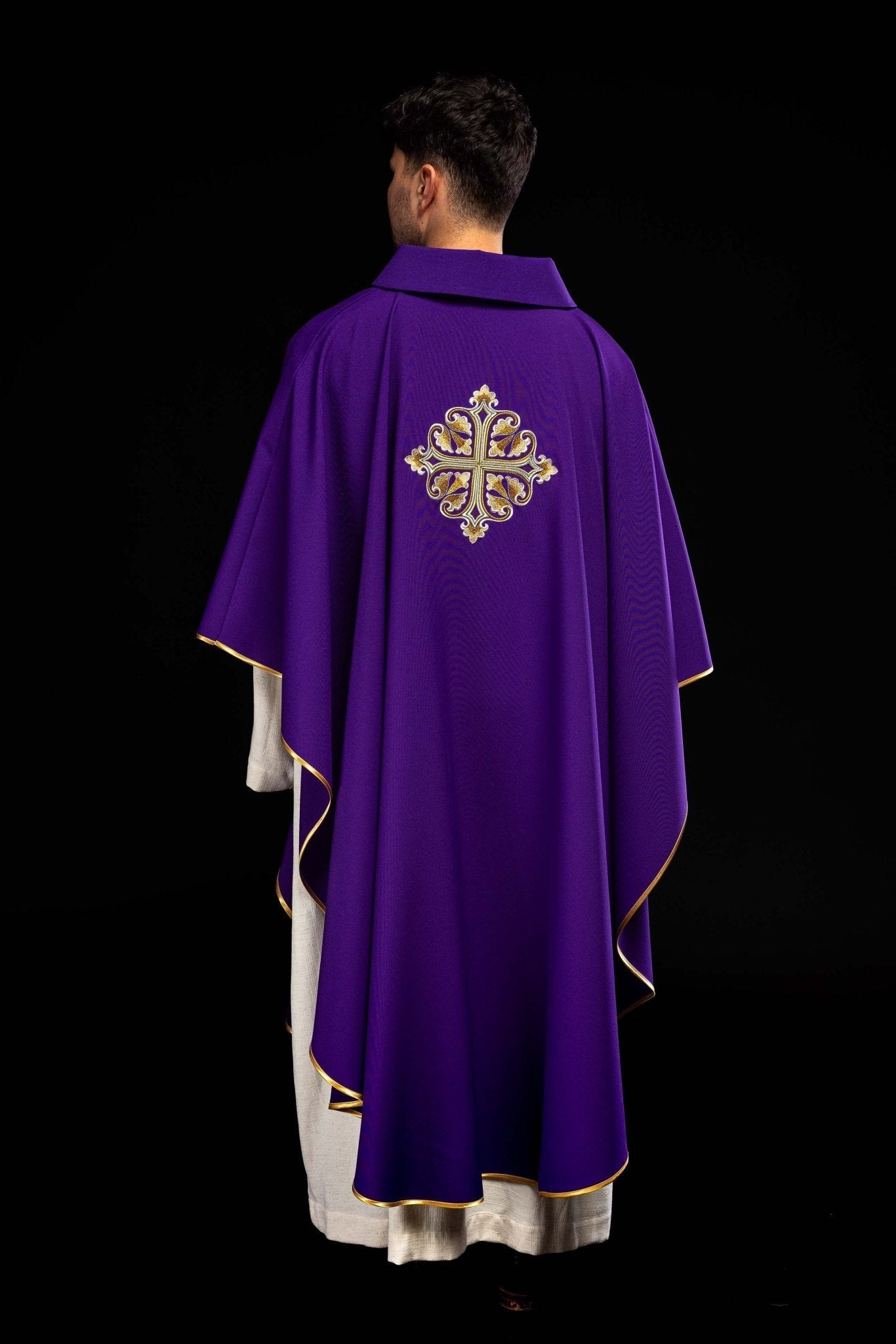 Casulla bordada con una cruz decorada y cuello ancho, morado KOK/003/03/12/KARO - CASULLAS.ES
