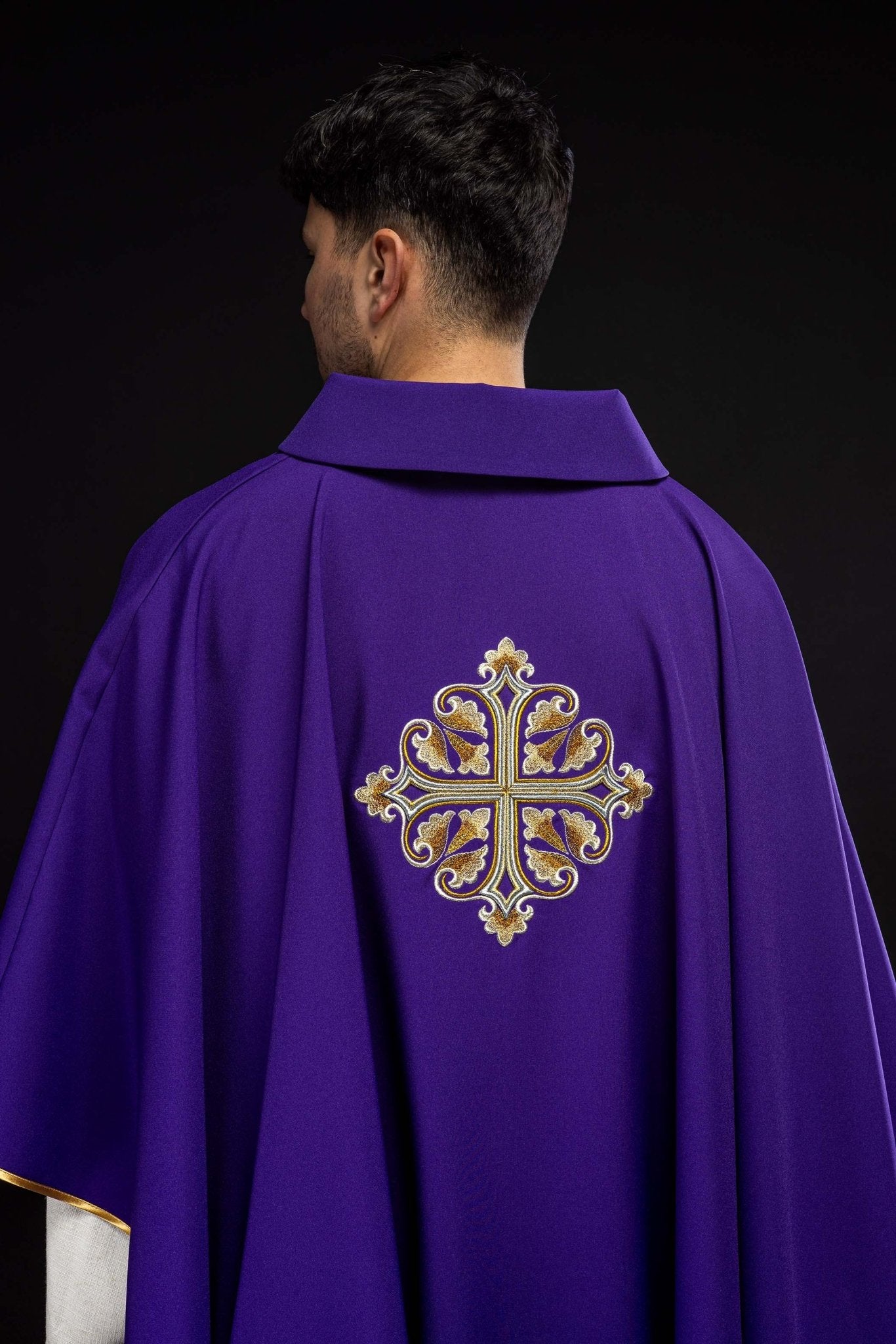 Casulla bordada con una cruz decorada y cuello ancho, morado KOK/003/03/12/KARO - CASULLAS.ES