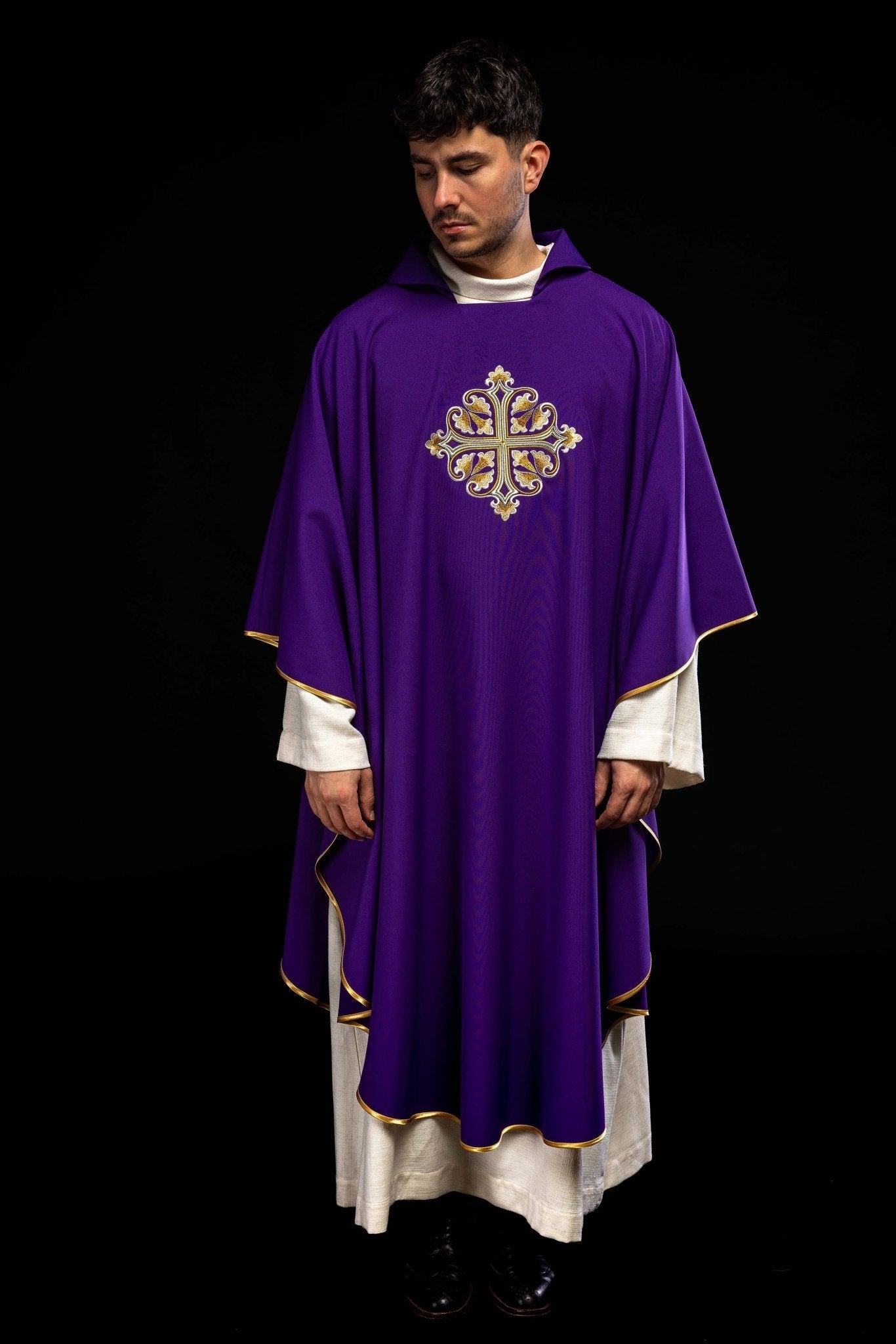 Casulla bordada con una cruz decorada y cuello ancho, morado KOK/003/03/12/KARO - CASULLAS.ES