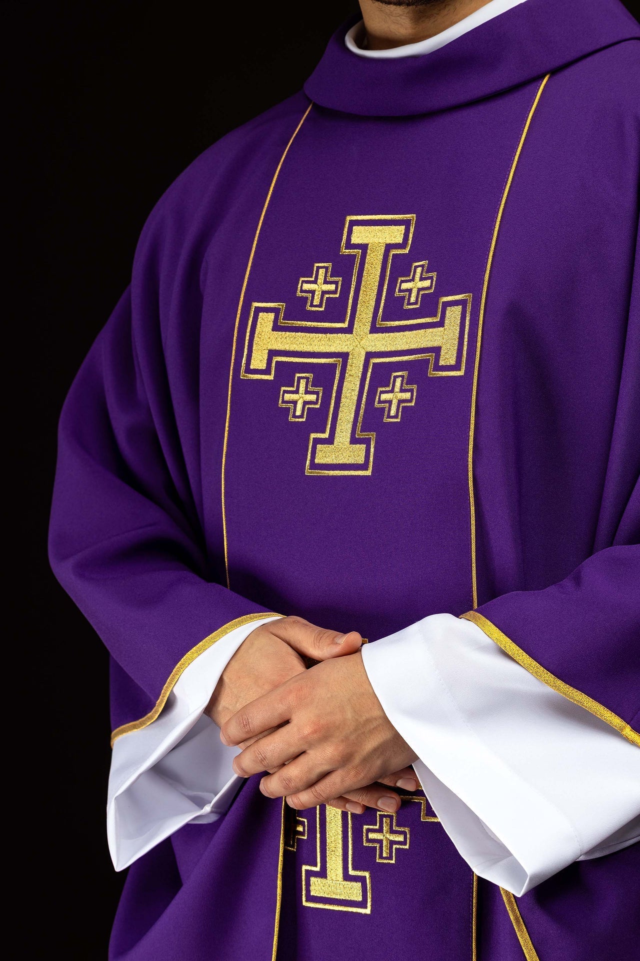 Casulla bordada de color morado con banda y cruces de Jerusalén KDT/7046/03/01 - CASULLAS.ES
