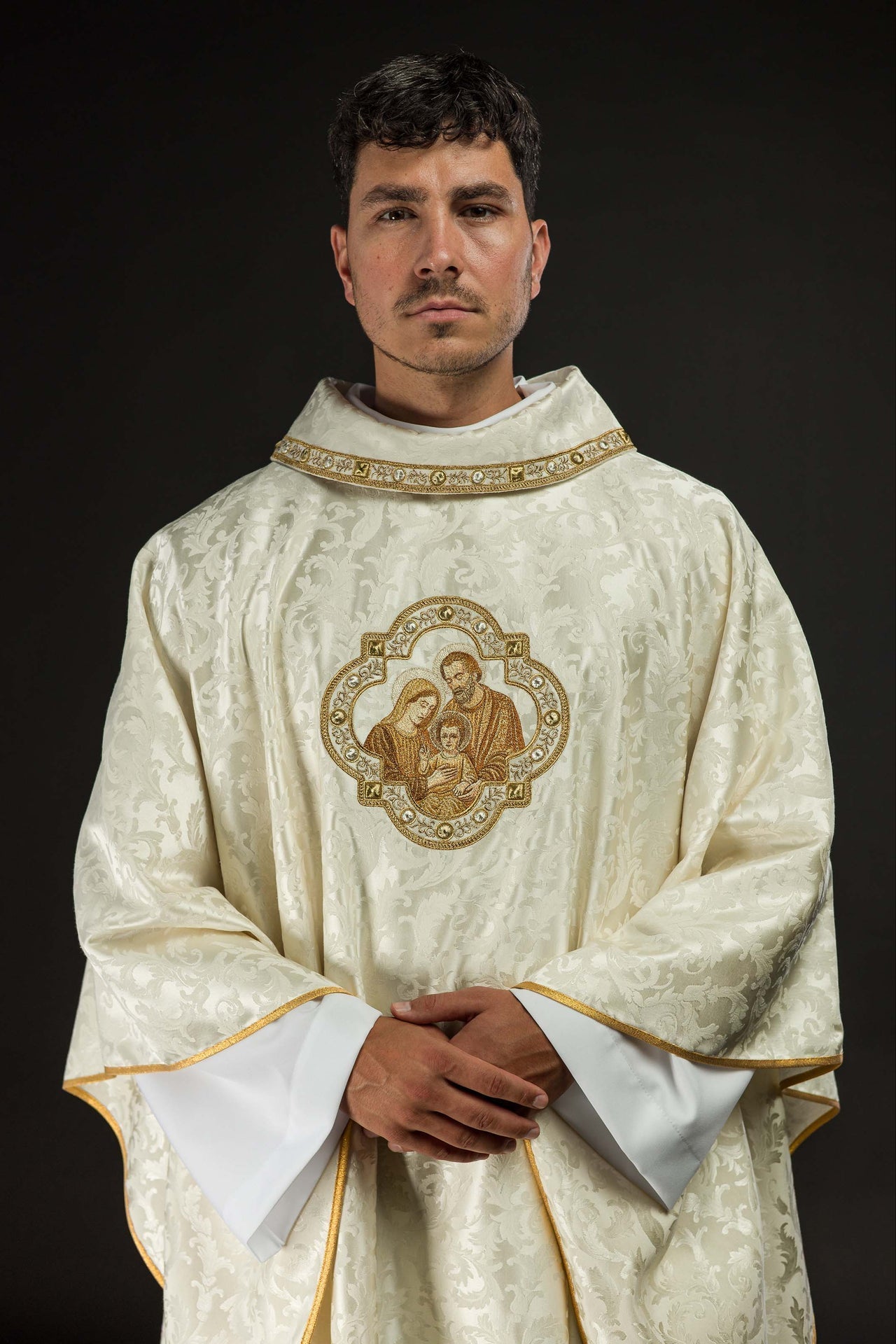 Casulla bordada de Navidad con la imagen de la Sagrada Familia S-7075-05-88 - CASULLAS.ES