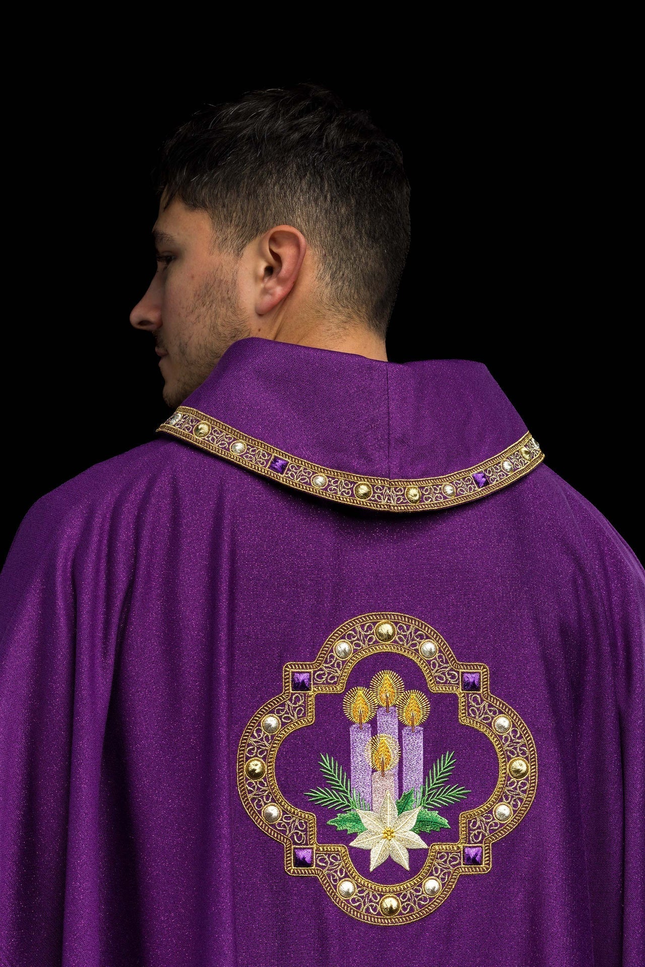 Casulla bordada para el Adviento confeccionada en tejido brillante S-7076-03-103 - CASULLAS.ES