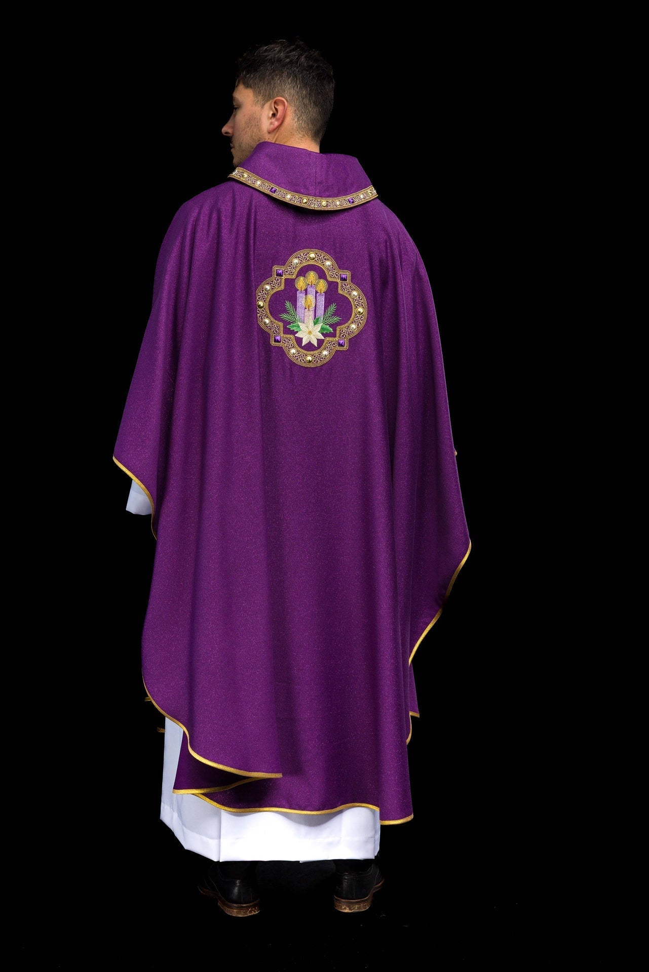 Casulla bordada para el Adviento confeccionada en tejido brillante S-7076-03-103 - CASULLAS.ES