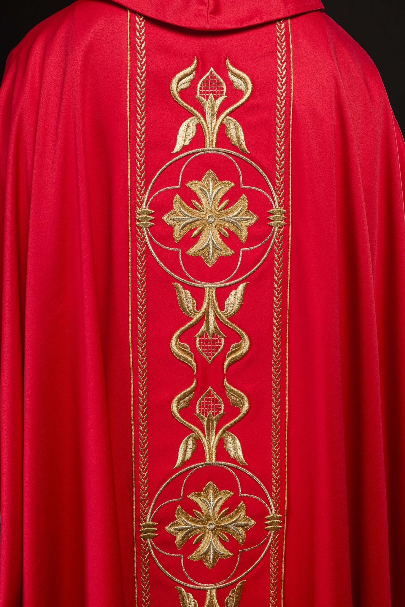 Casulla bordada roja con banda decorativa KOR/267/02/53 - CASULLAS.ES