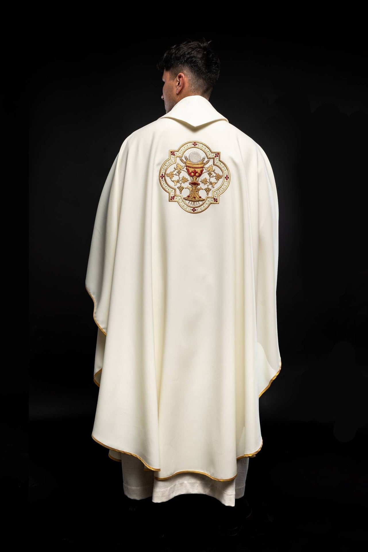 Casulla bordado con el Sagrado Corazón de Jesús y cáliz eucarístico KOR/118/05/01 ECRU - CASULLAS.ES