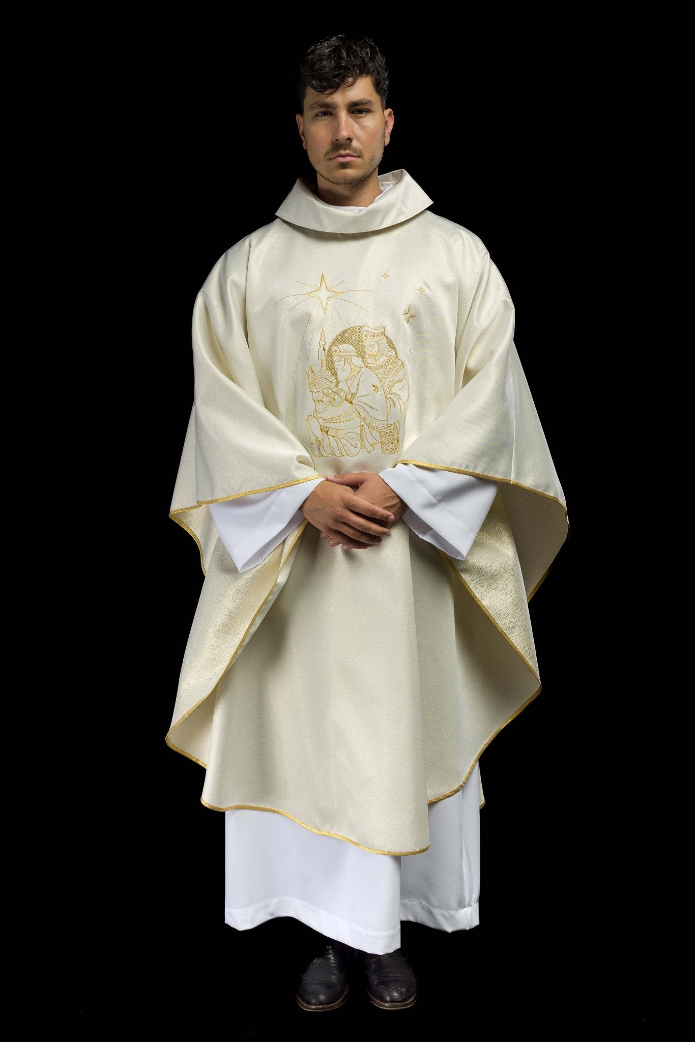 Casulla brillante con bordado dorado e imagen de los Reyes Magos KDT/7011/05/54 ECRU - CASULLAS.ES