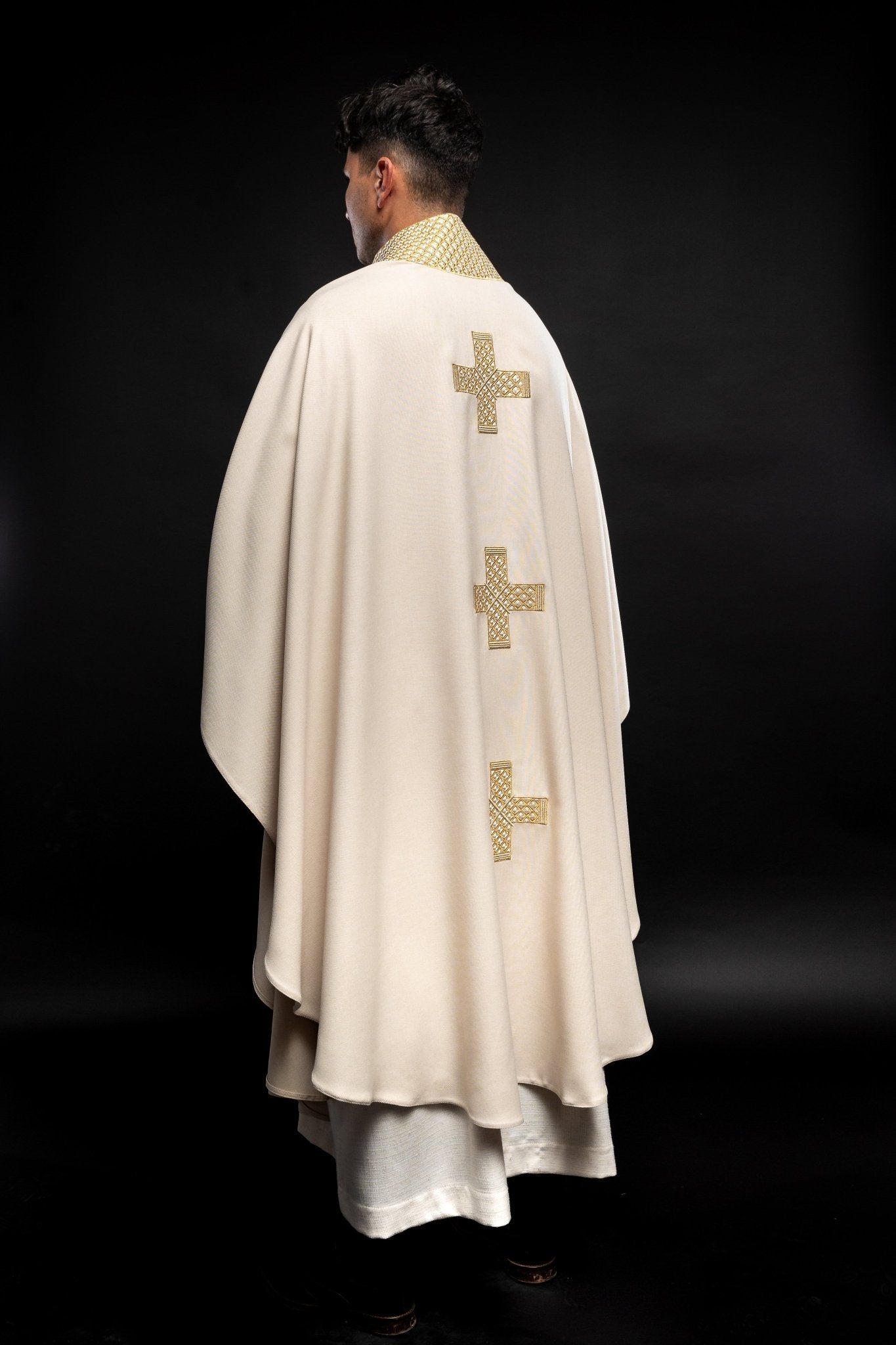 Casulla color crudo con cinturón bordado con cruces y cuello S - 7070 - 05 - 70 - CASULLAS.ES