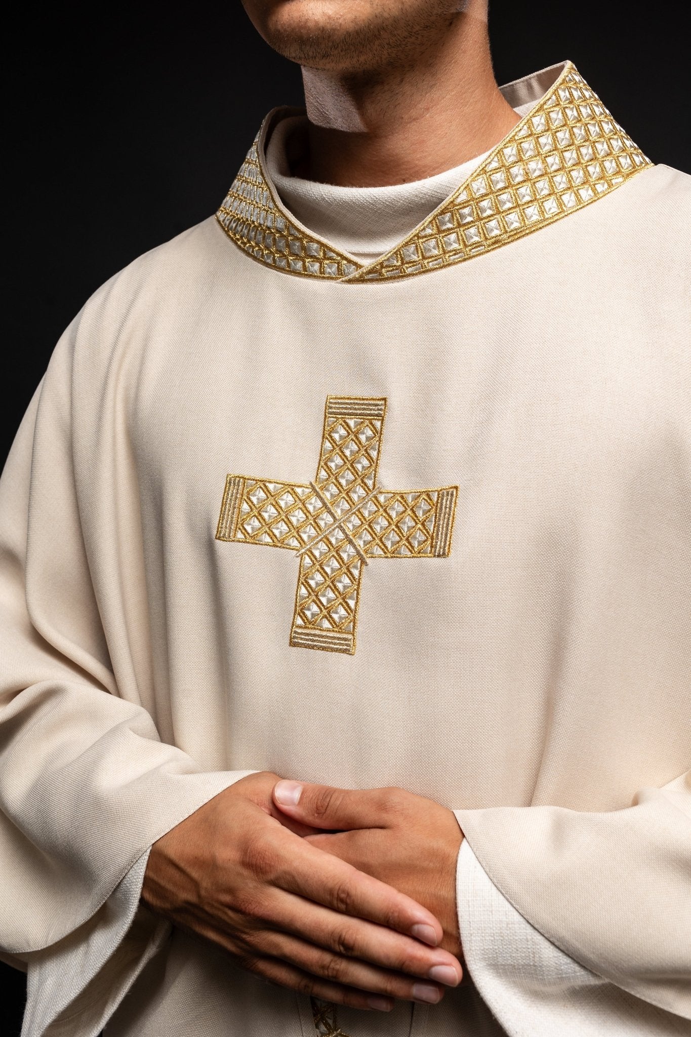 Casulla color crudo con cinturón bordado con cruces y cuello S - 7070 - 05 - 70 - CASULLAS.ES