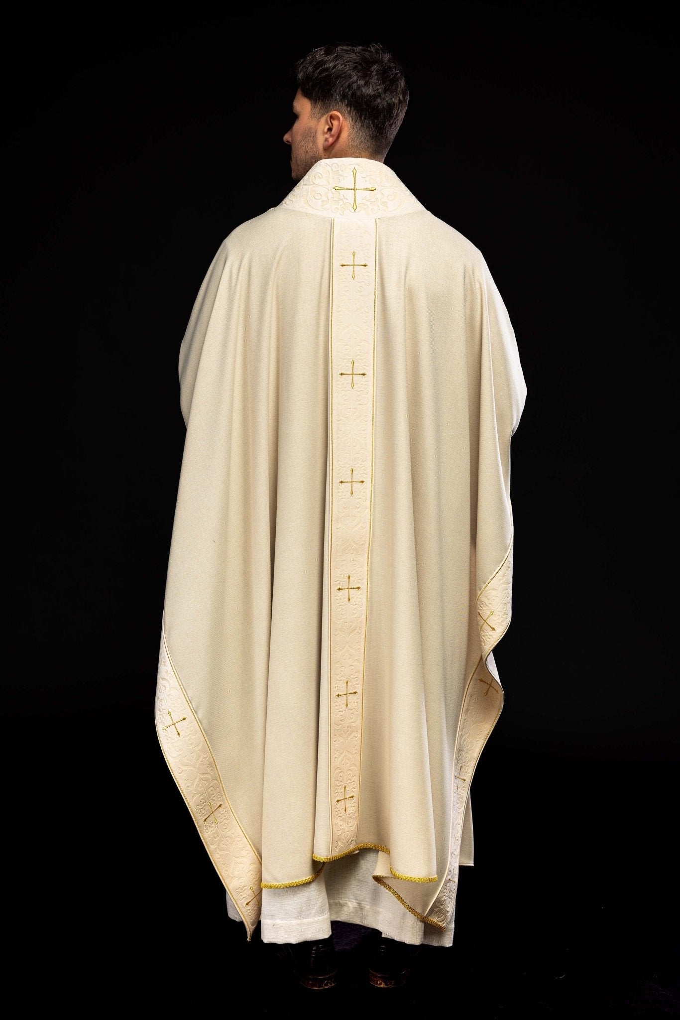Casulla color ecru con banda y cuello bordados con cruces LE/7073/05 - CASULLAS.ES