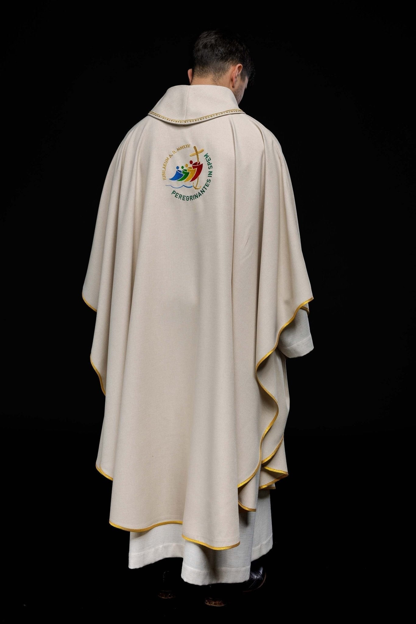Casulla con bordado JUBILY ROME 2025 con cuello en color crudo JR/020/05/70 - CASULLAS.ES