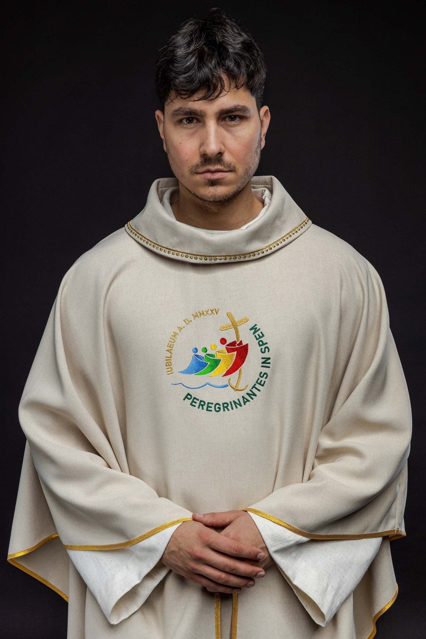 Casulla con bordado JUBILY ROME 2025 con cuello en color crudo JR/020/05/70 - CASULLAS.ES