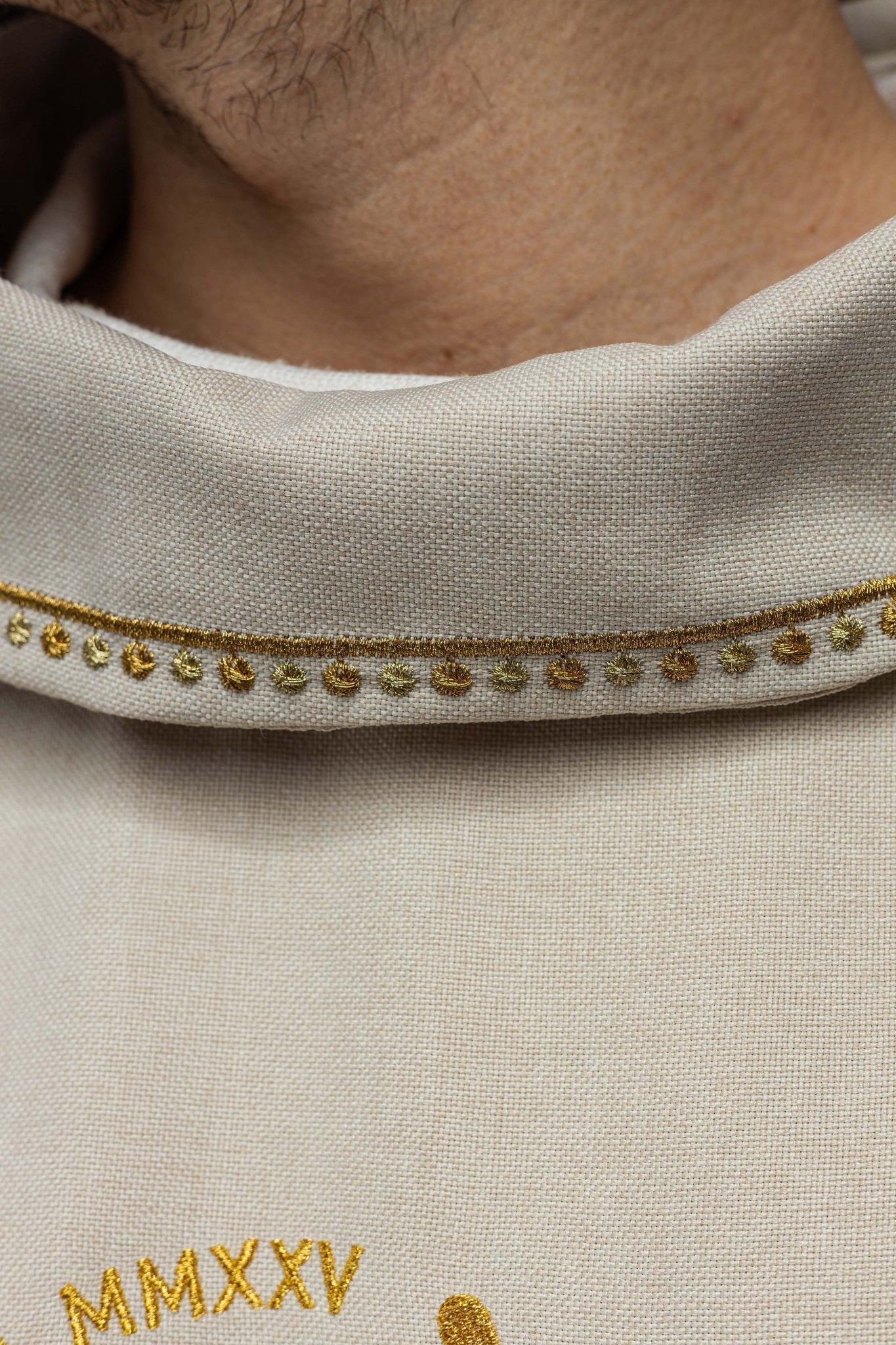 Casulla con bordado JUBILY ROME 2025 con cuello en color crudo JR/020/05/70 - CASULLAS.ES