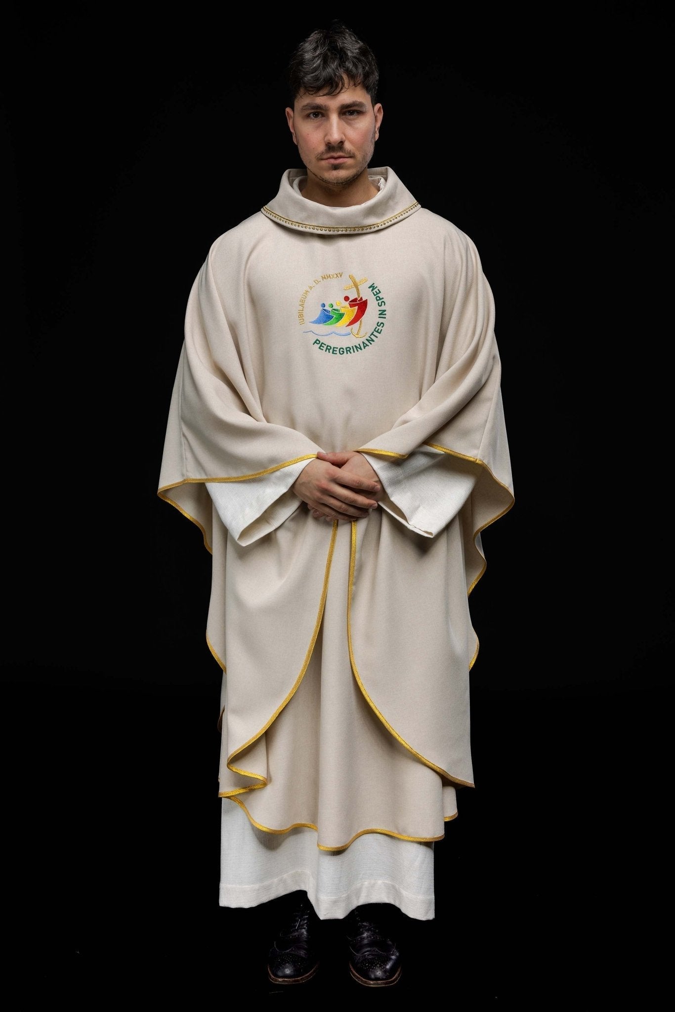Casulla con bordado JUBILY ROME 2025 con cuello en color crudo JR/020/05/70 - CASULLAS.ES