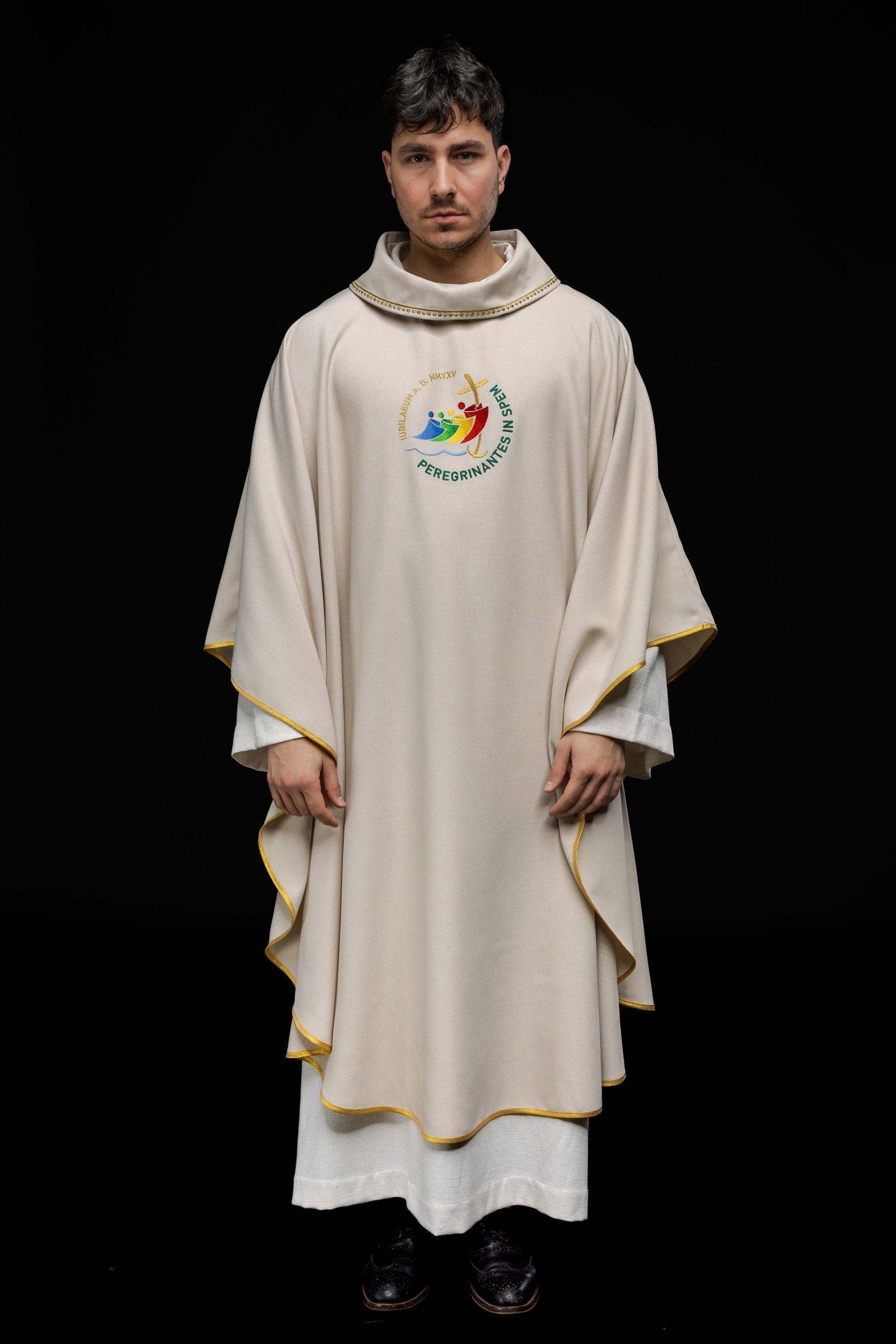 Casulla con bordado JUBILY ROME 2025 con cuello en color crudo JR/020/05/70 - CASULLAS.ES