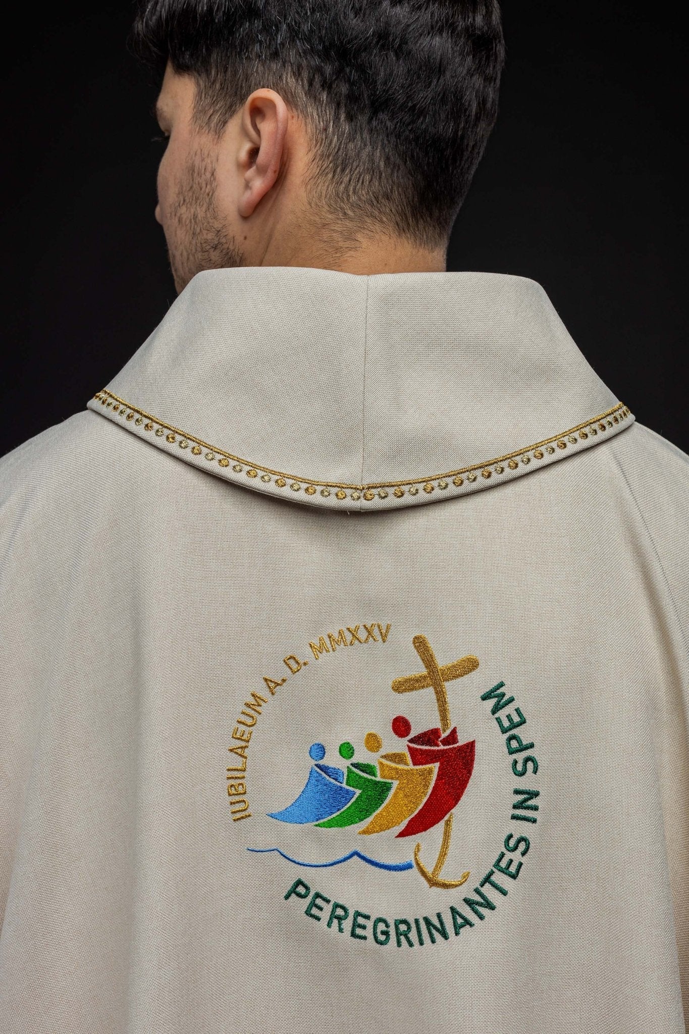 Casulla con bordado JUBILY ROME 2025 con cuello en color crudo JR/020/05/70 - CASULLAS.ES