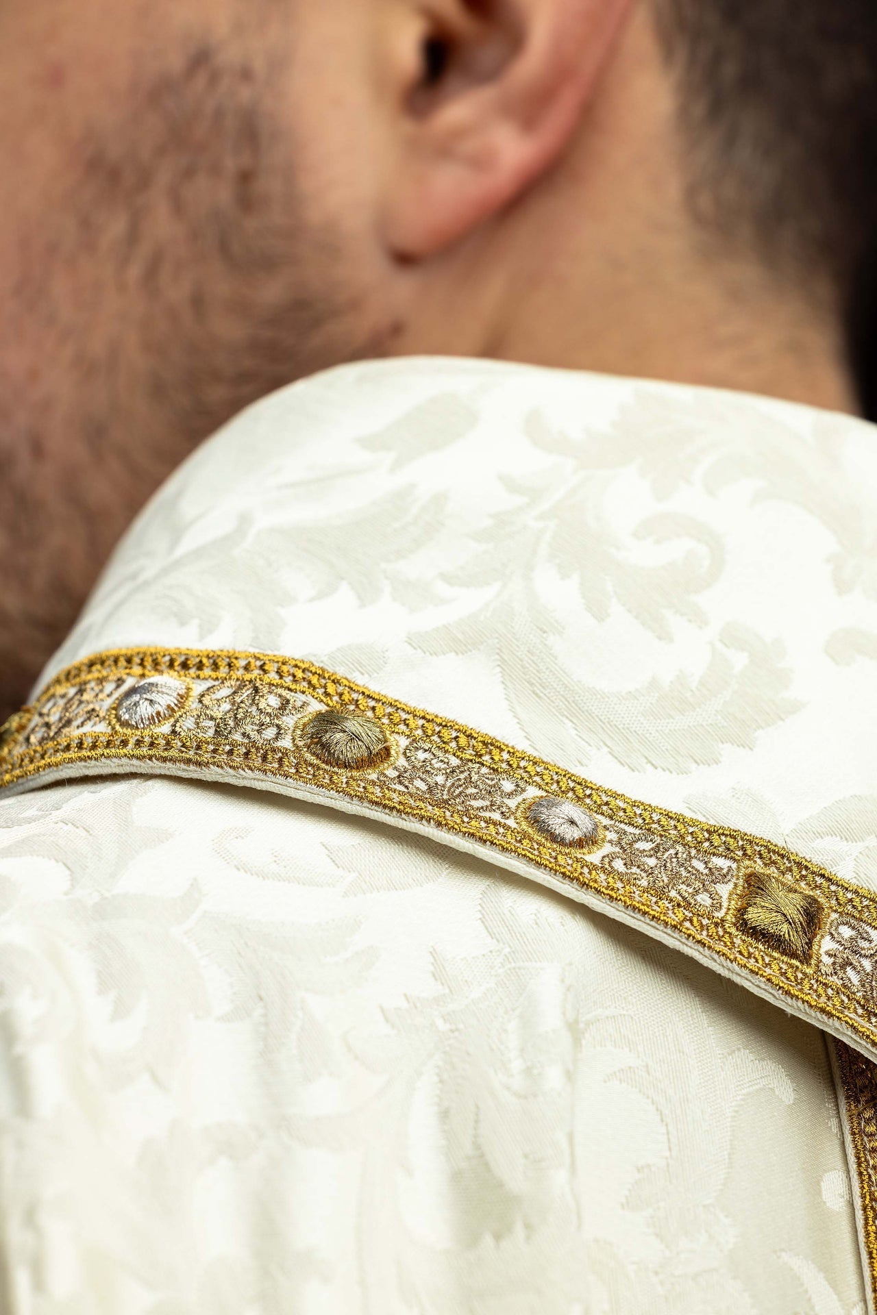 Casulla con cíngulo y bordado del Cordero Pascual sobre tejido jacquard S-7172-05-88 - CASULLAS.ES