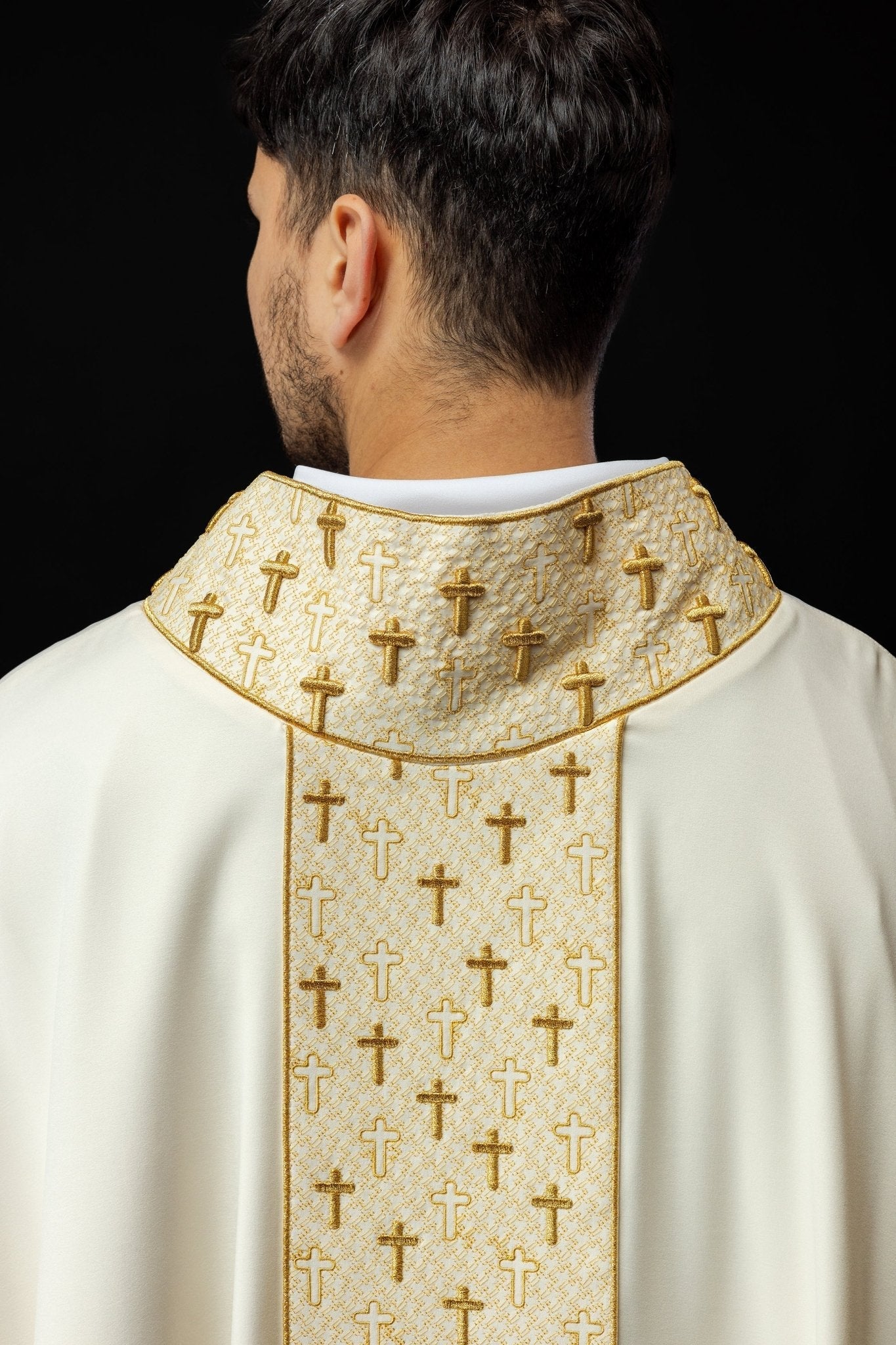 Casulla con cinturón ricamente bordado en cruces color crudo S - 7062 - 05 - 53 - CASULLAS.ES