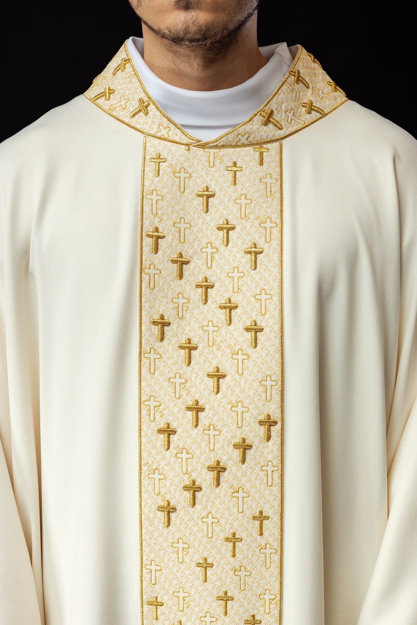 Casulla con cinturón ricamente bordado en cruces color crudo S - 7062 - 05 - 53 - CASULLAS.ES
