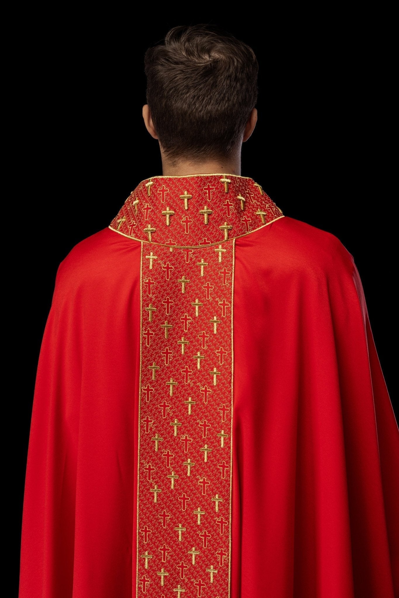Casulla con cinturón ricamente bordado en cruces de color rojo S - 7062 - 02 - 53 - CASULLAS.ES