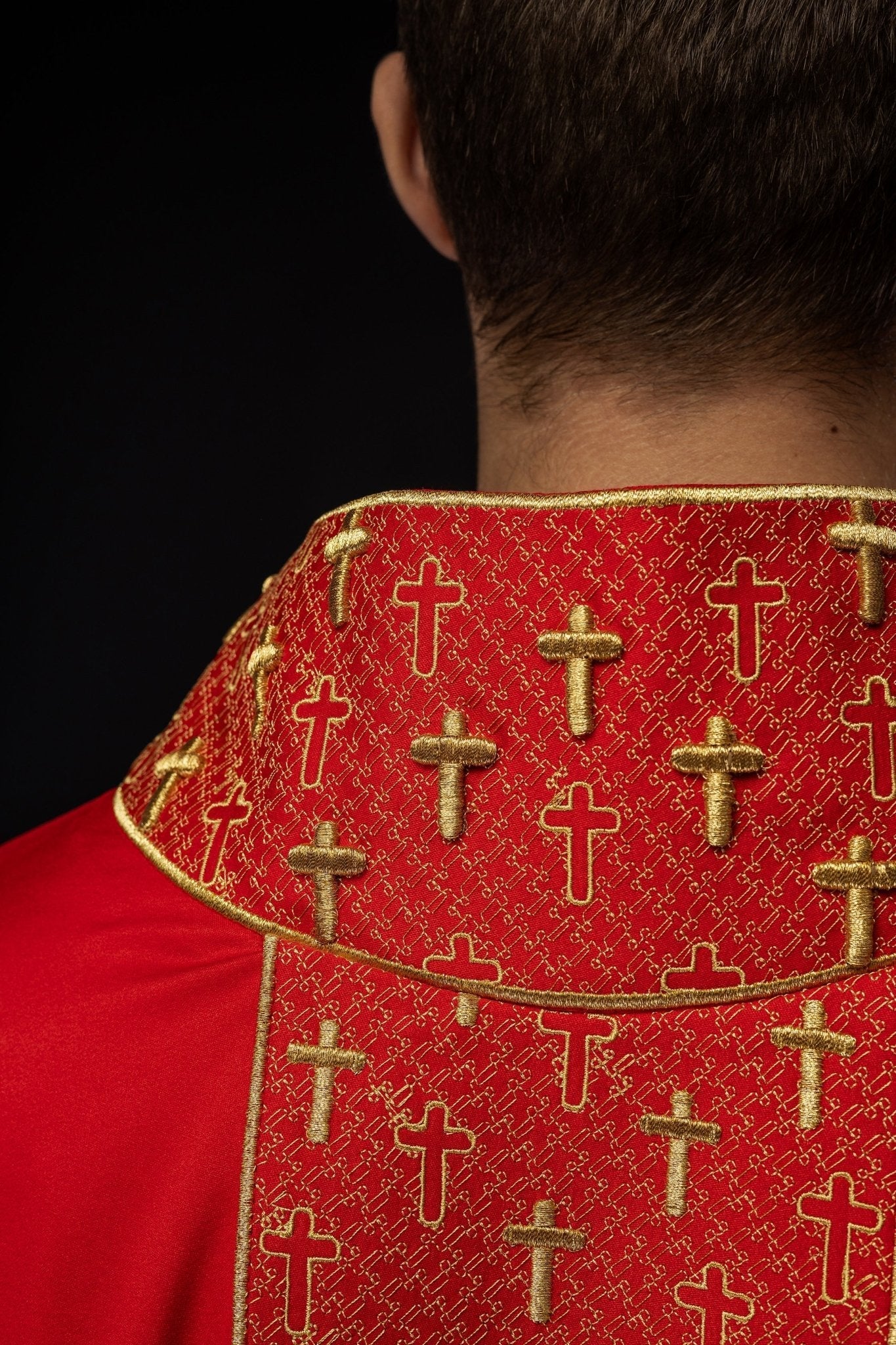 Casulla con cinturón ricamente bordado en cruces de color rojo S - 7062 - 02 - 53 - CASULLAS.ES