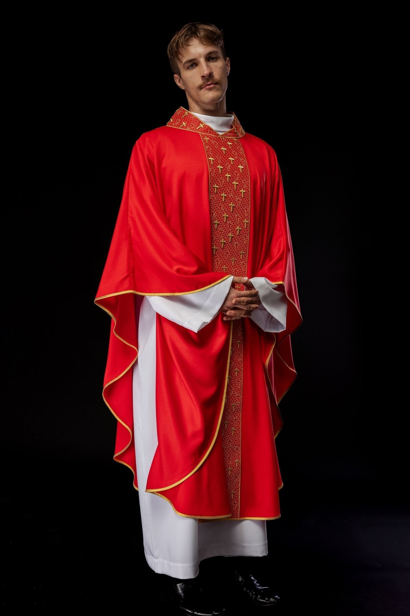 Casulla con cinturón ricamente bordado en cruces de color rojo S - 7062 - 02 - 53 - CASULLAS.ES