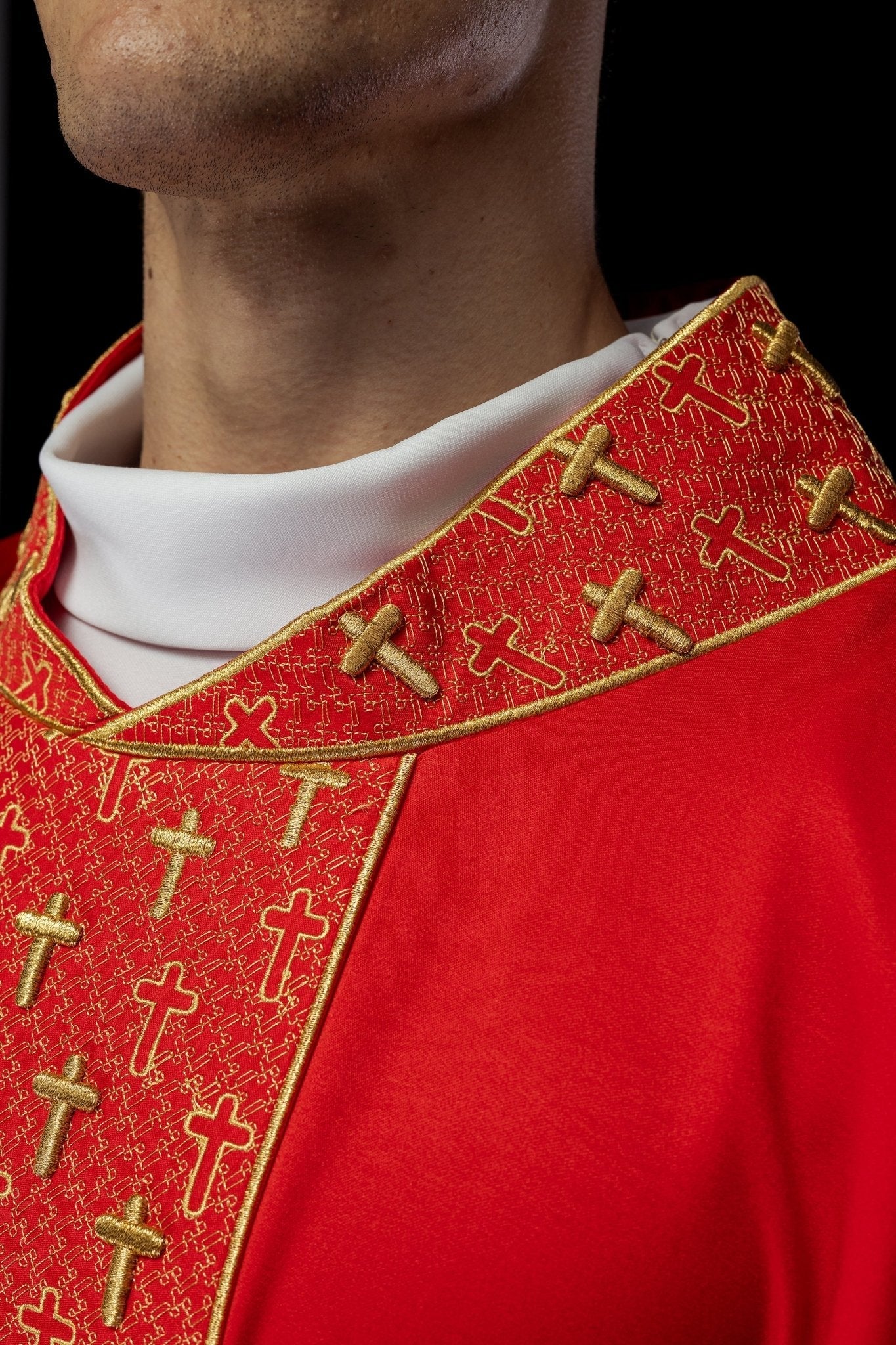 Casulla con cinturón ricamente bordado en cruces de color rojo S - 7062 - 02 - 53 - CASULLAS.ES