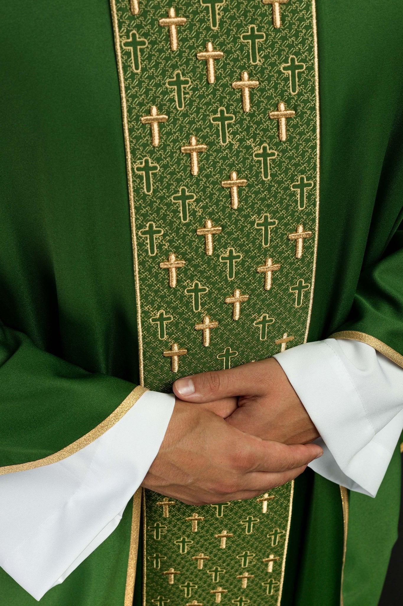 Casulla con cinturón ricamente bordado en cruces de color verde S-7062-01-53 - CASULLAS.ES
