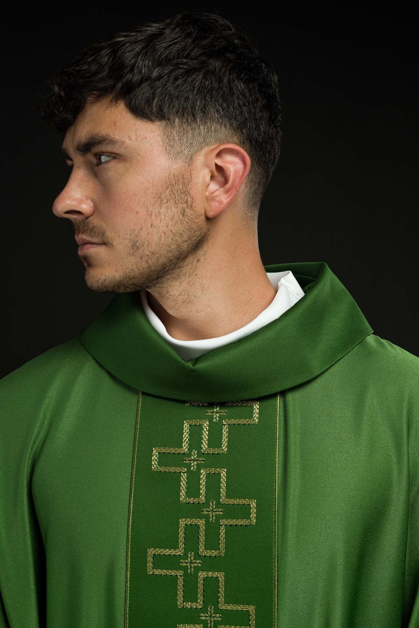 Casulla con cinturón ricamente bordado en cruz de color verde S-7060-01-53 - CASULLAS.ES