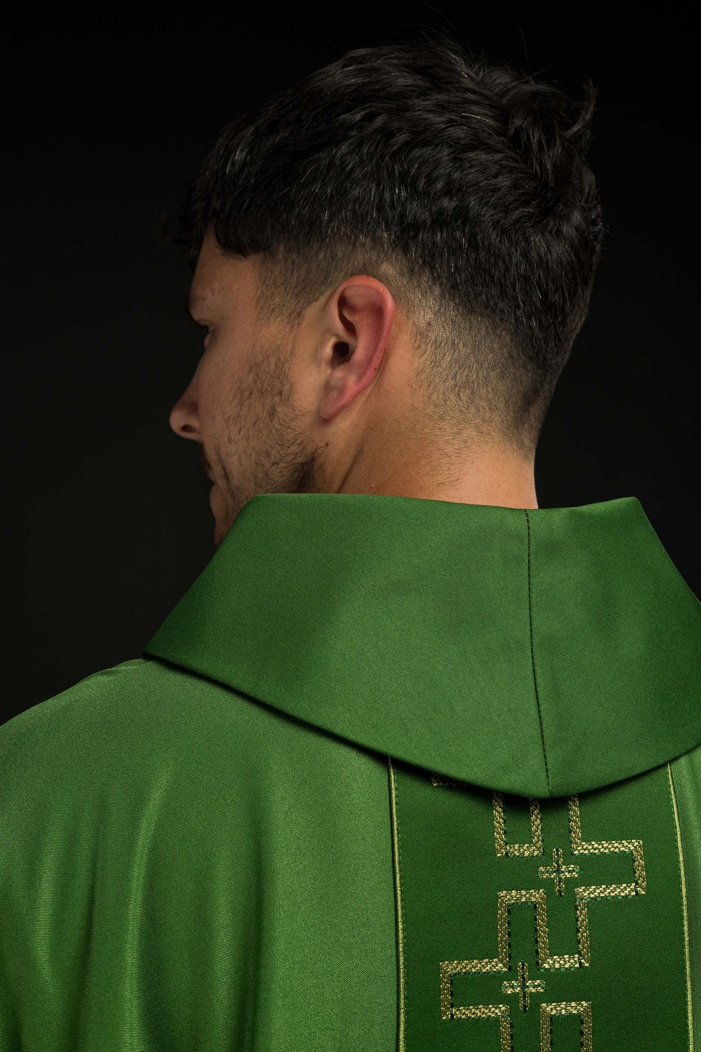 Casulla con cinturón ricamente bordado en cruz de color verde S-7060-01-53 - CASULLAS.ES