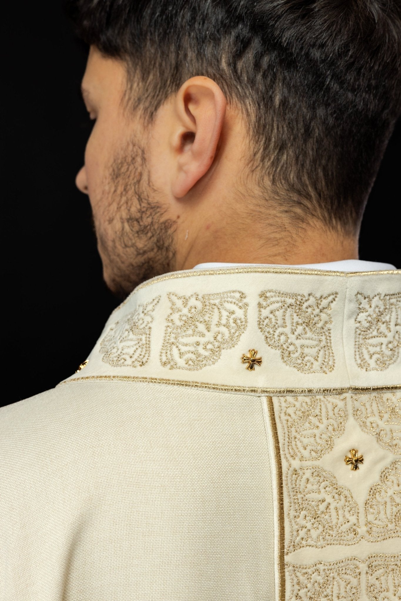 Casulla con cinturón y cuello ricamente bordados en color crudo S - 7057 - 05 - 70 - CASULLAS.ES