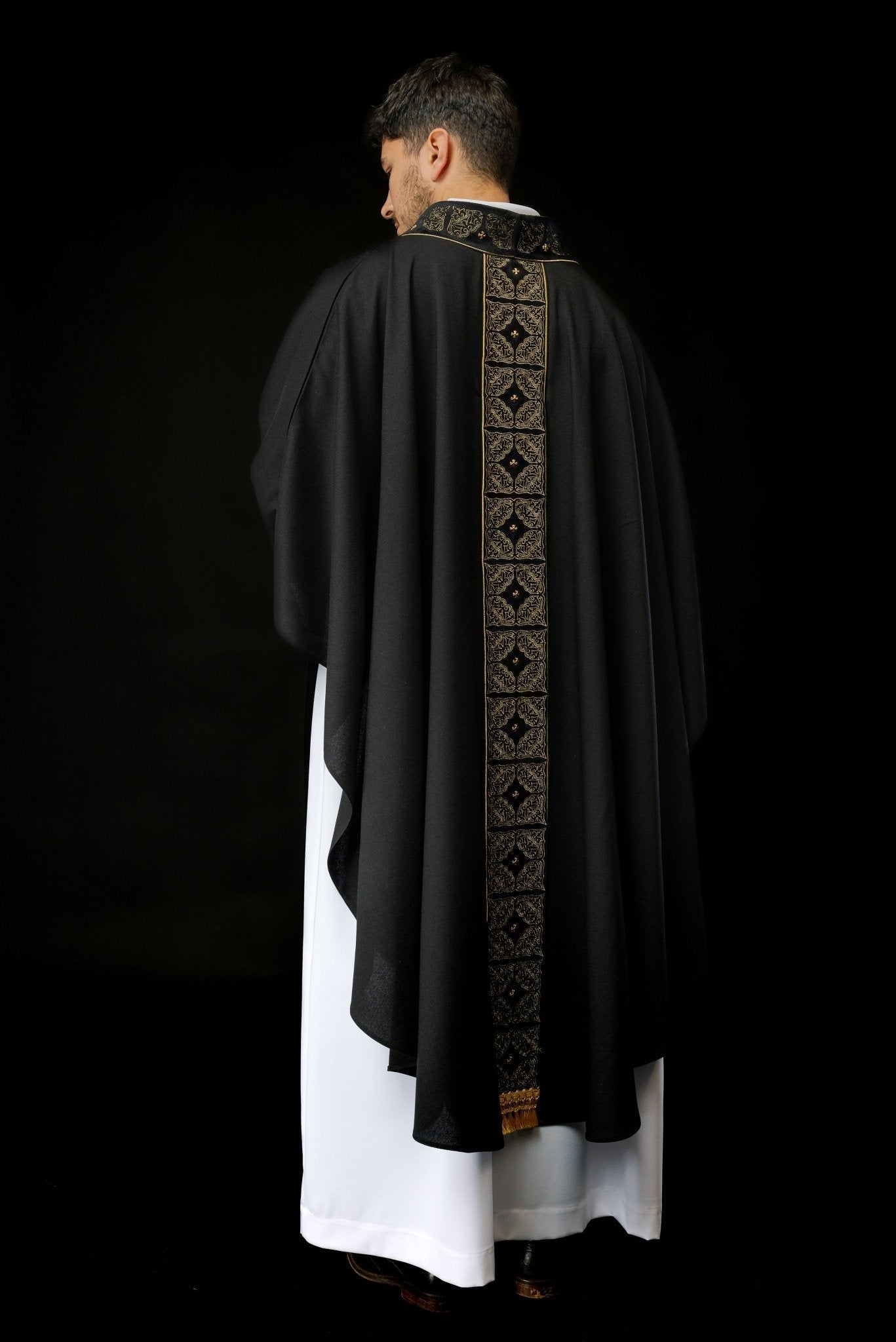 Casulla con cinturón y cuello ricamente bordados en negro S - 7057 - 07 - 70 - CASULLAS.ES