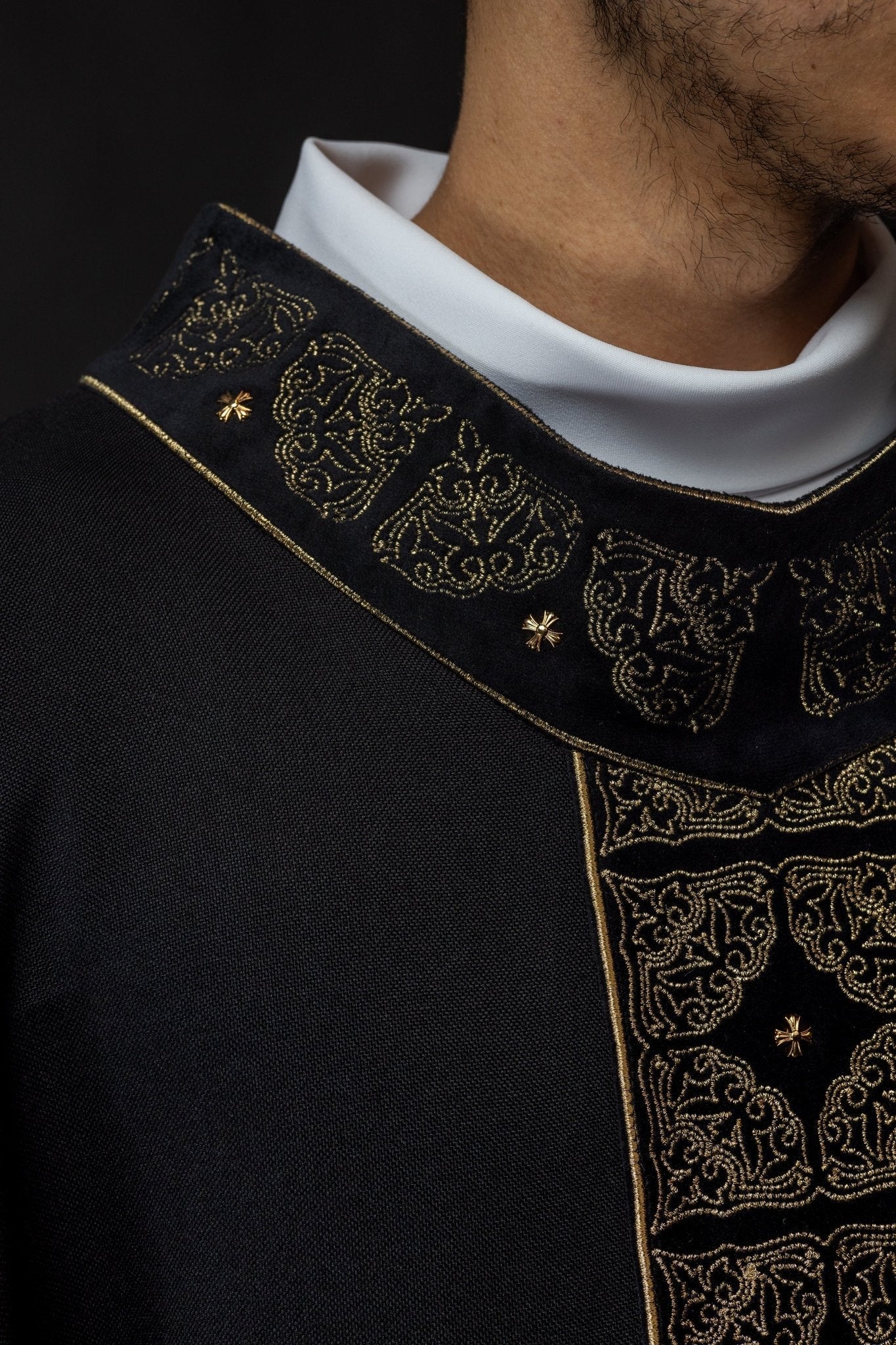Casulla con cinturón y cuello ricamente bordados en negro S - 7057 - 07 - 70 - CASULLAS.ES