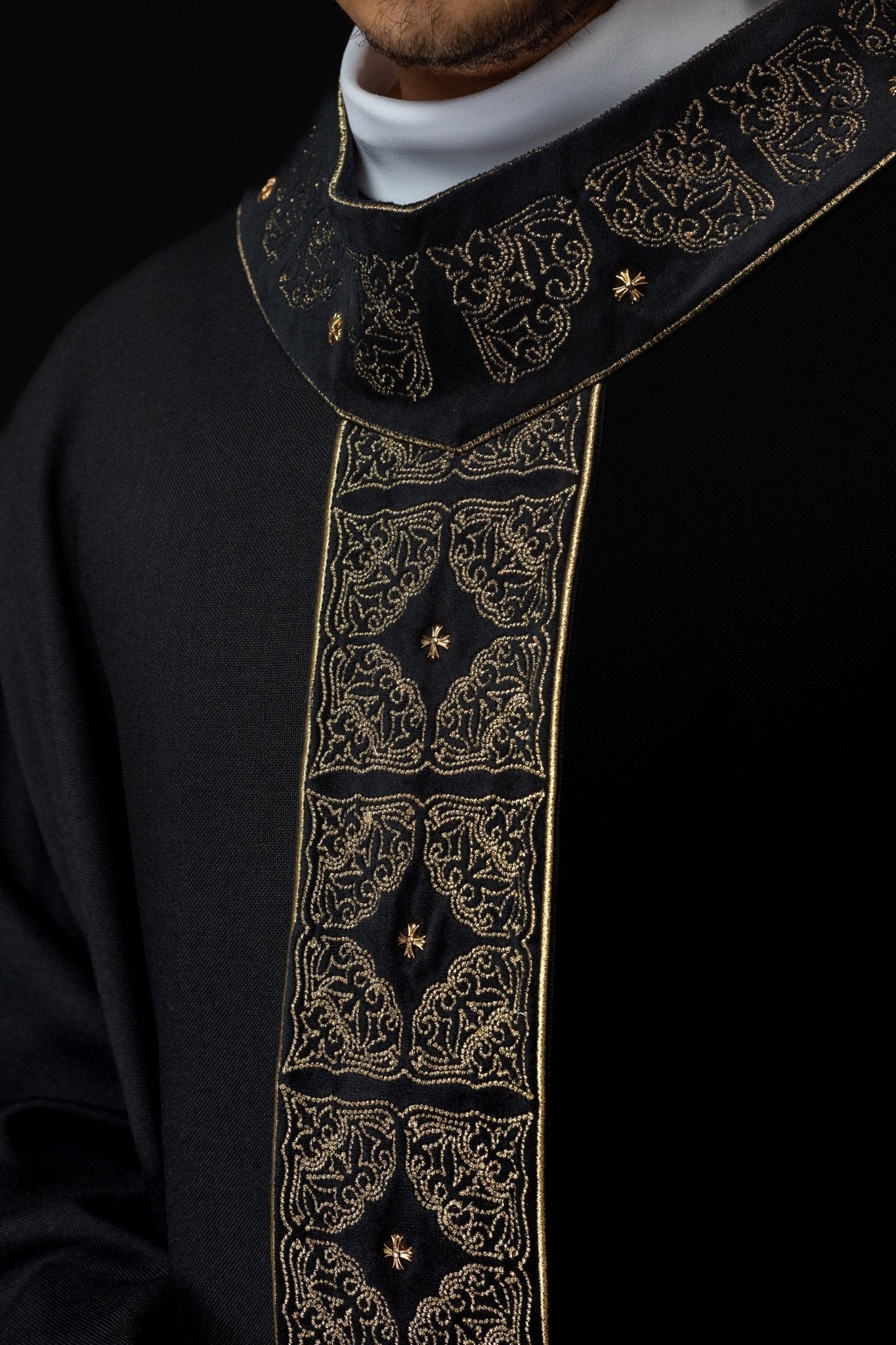 Casulla con cinturón y cuello ricamente bordados en negro S - 7057 - 07 - 70 - CASULLAS.ES