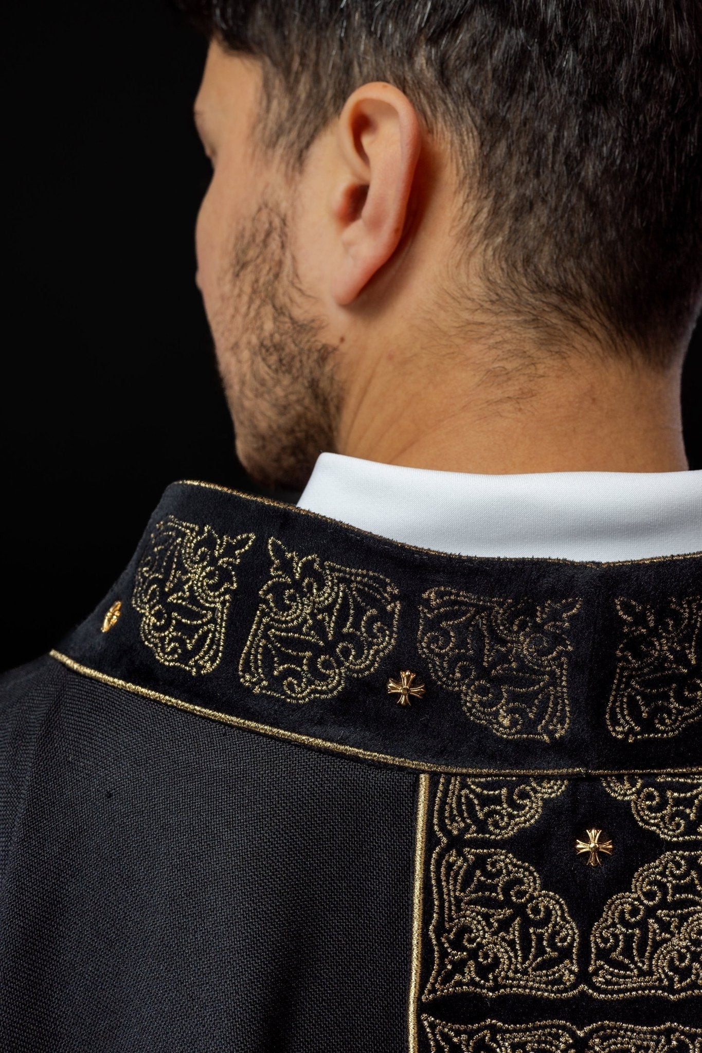 Casulla con cinturón y cuello ricamente bordados en negro S - 7057 - 07 - 70 - CASULLAS.ES