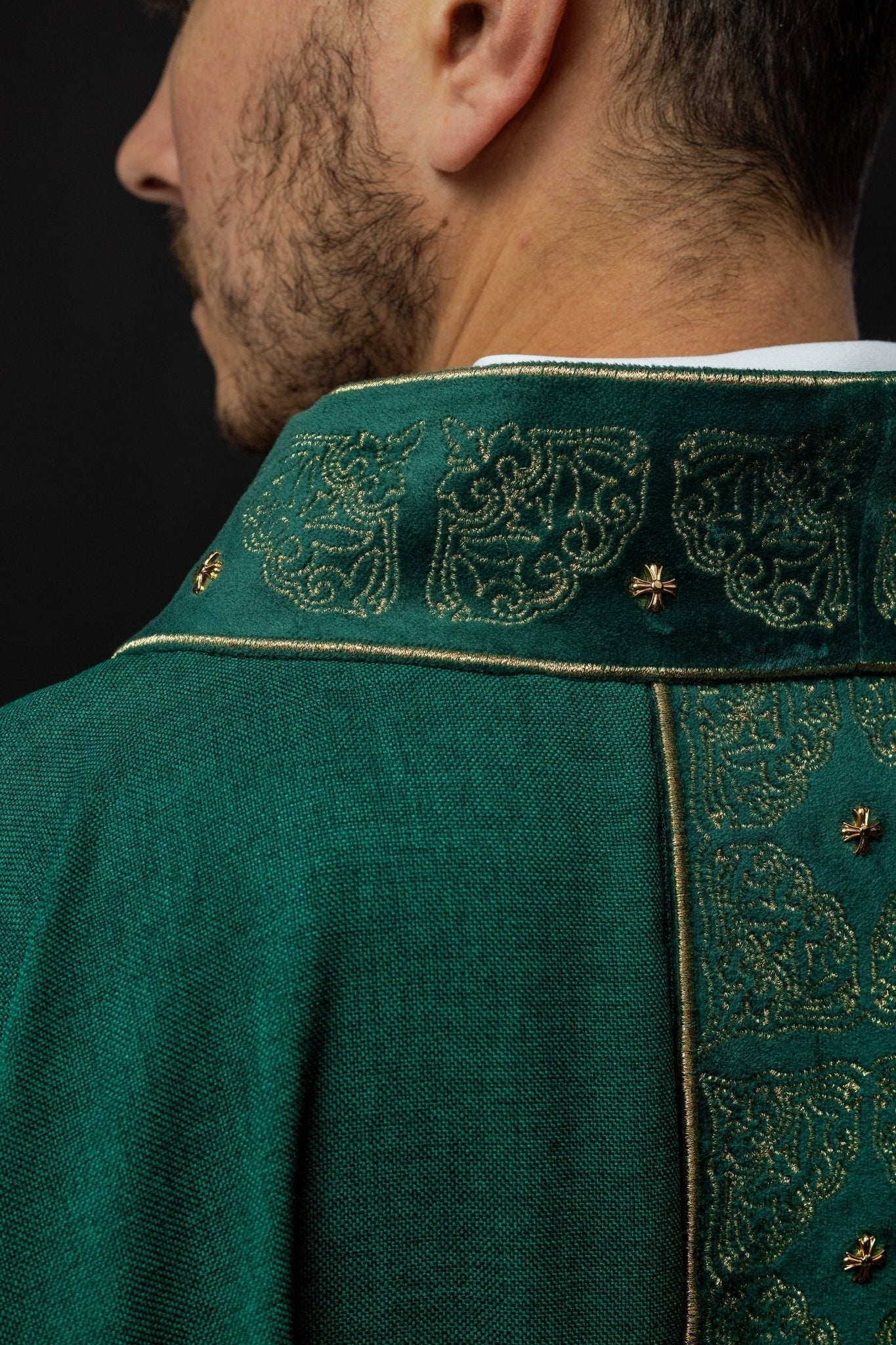 Casulla con cinturón y cuello ricamente bordados en verde S - 7057 - 01 - 70 - CASULLAS.ES