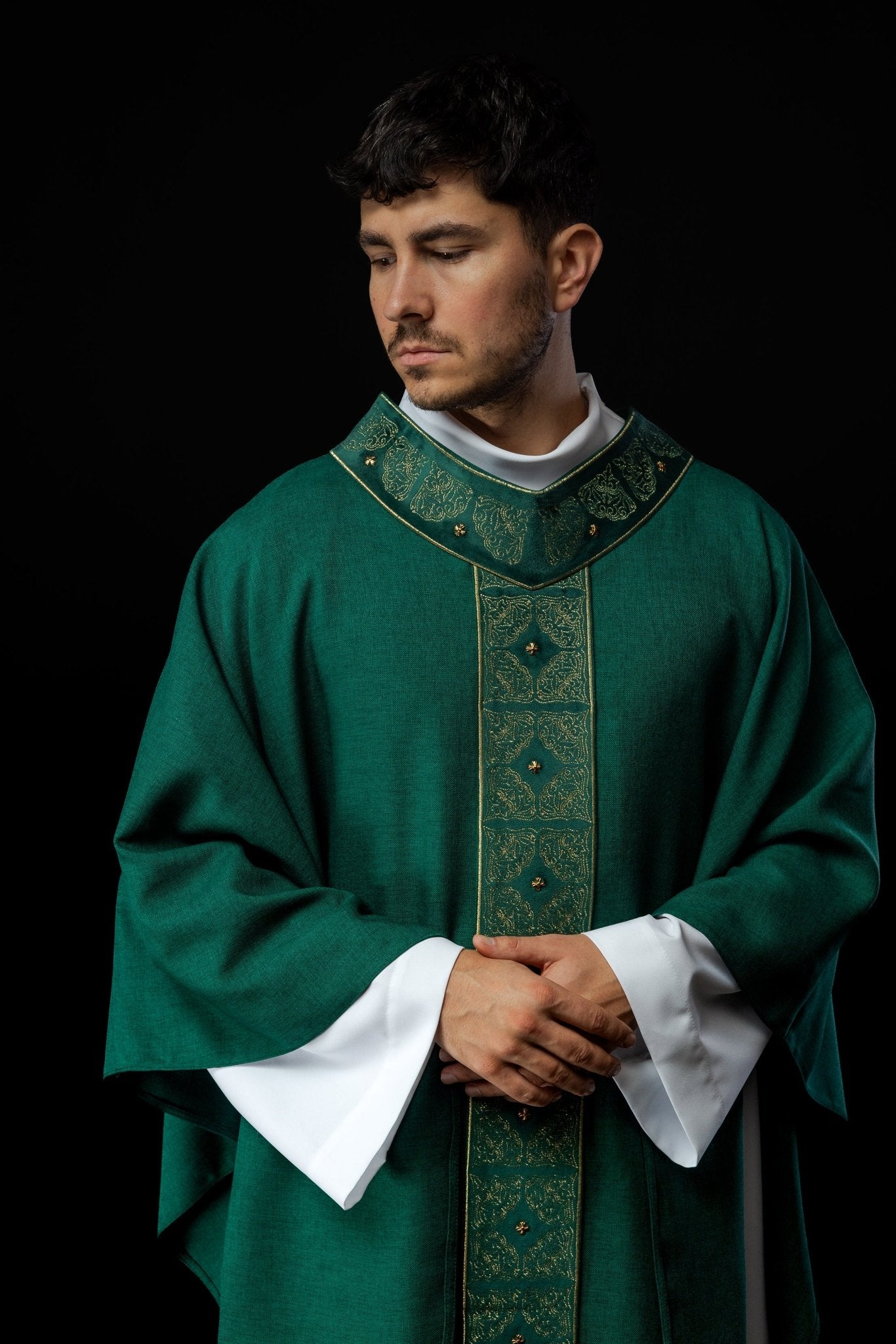 Casulla con cinturón y cuello ricamente bordados en verde S - 7057 - 01 - 70 - CASULLAS.ES